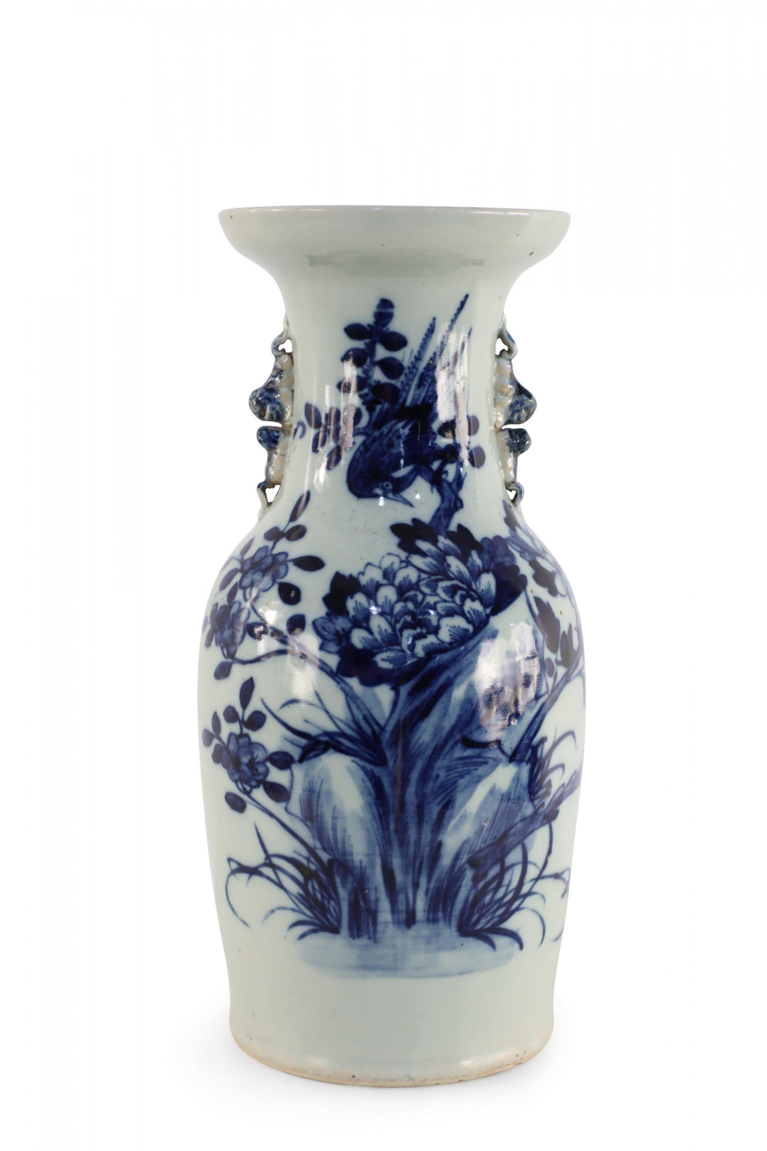Cinese Urna cinese in porcellana bianca e blu navy con disegno botanico in vendita