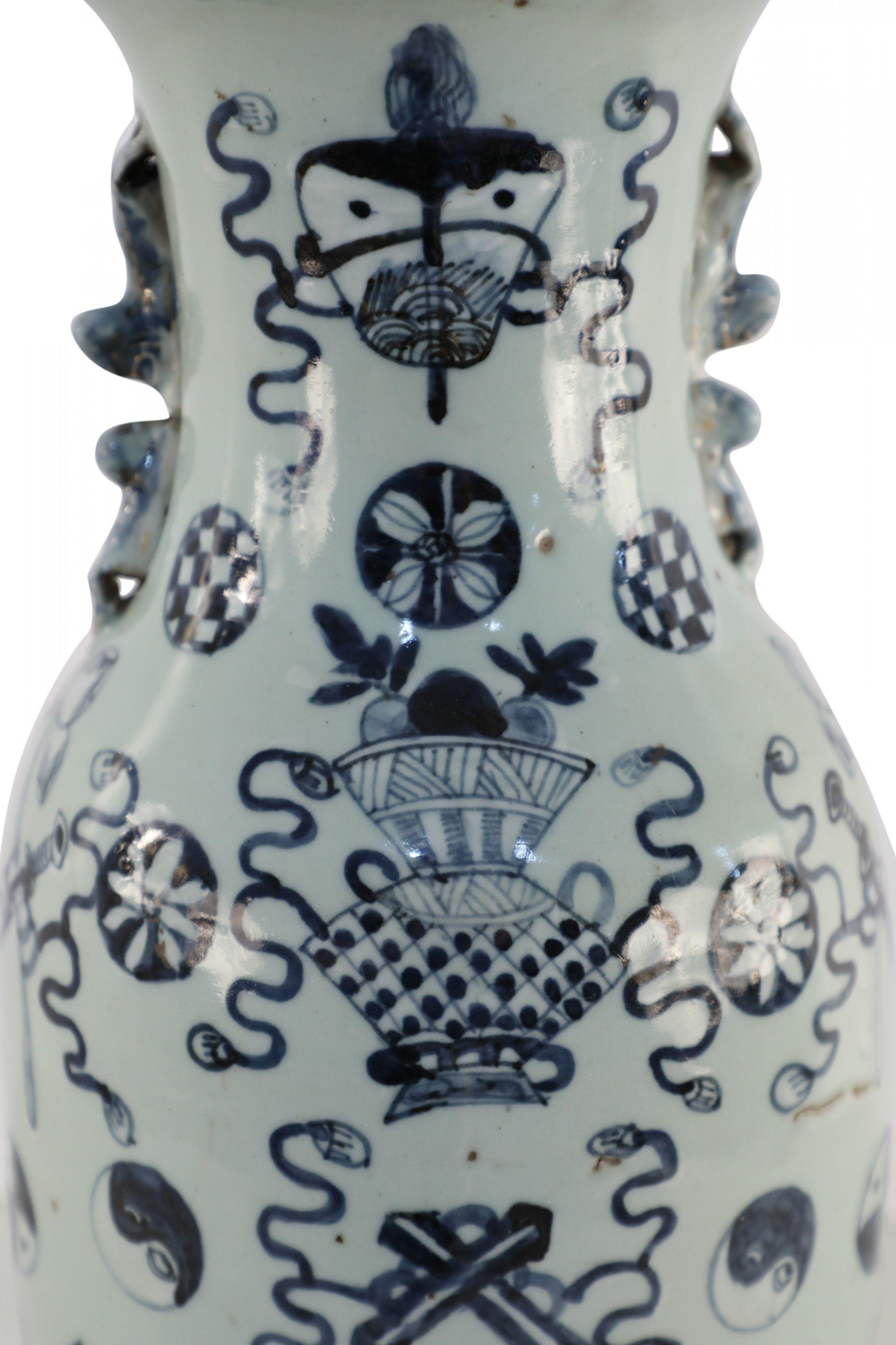 XIXe siècle Urne chinoise en porcelaine à motif de symboles blancs et bleus marines en vente