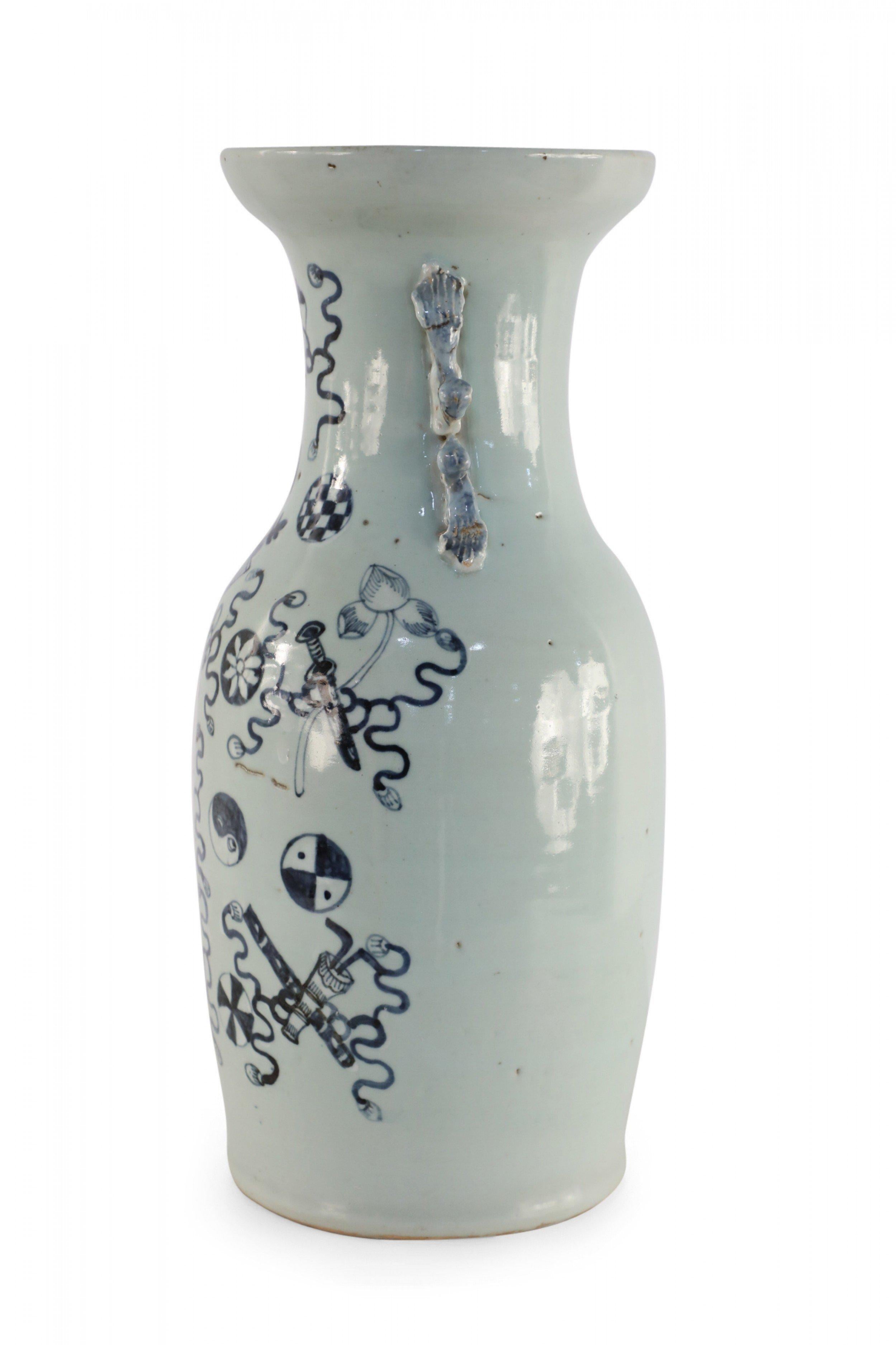 Porcelaine Urne chinoise en porcelaine à motif de symboles blancs et bleus marines en vente