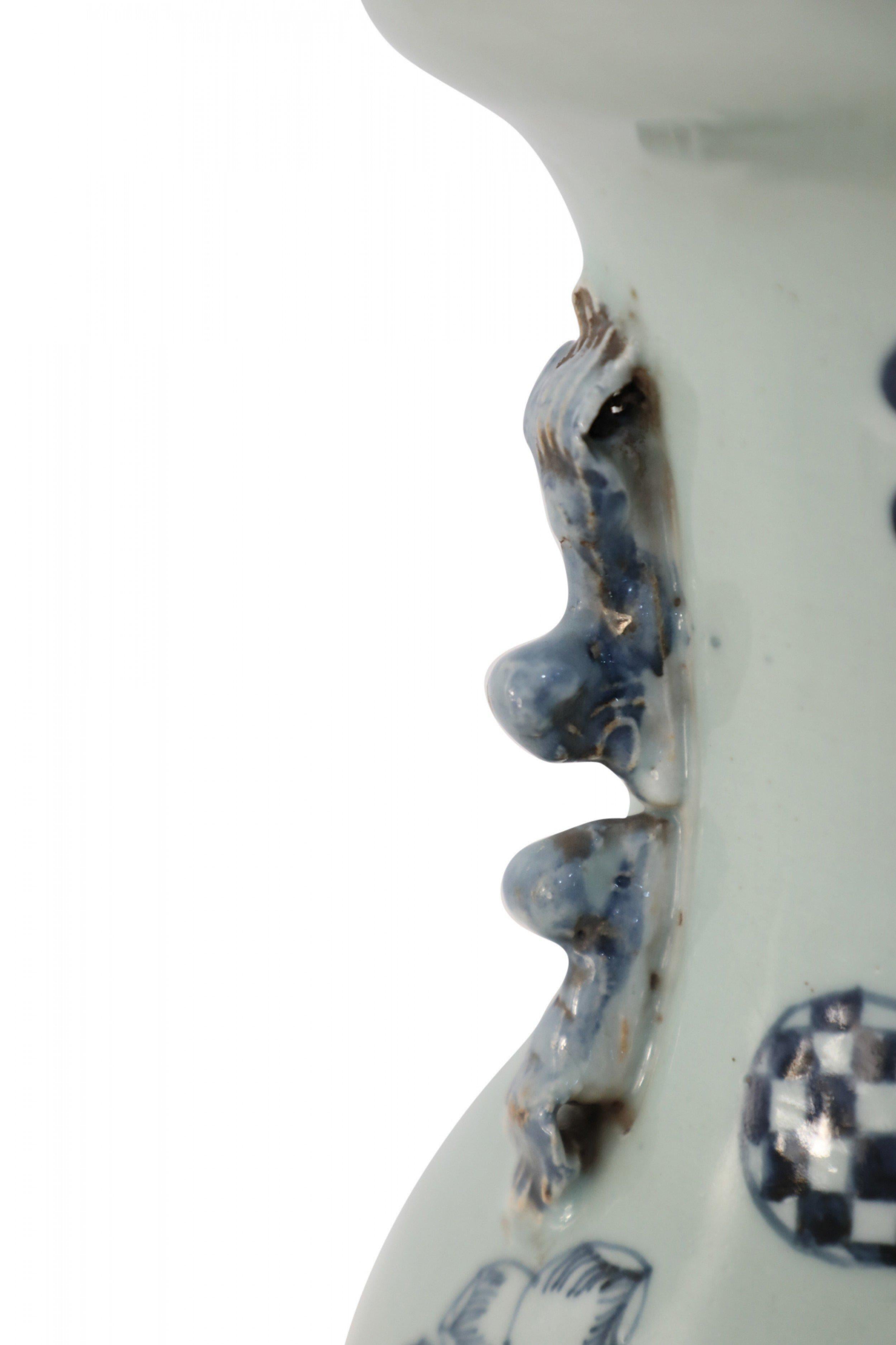 Urne chinoise en porcelaine à motif de symboles blancs et bleus marines en vente 1