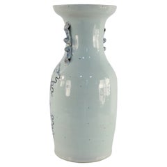 Urne chinoise en porcelaine blanche et bleu marine à motifs de symboles