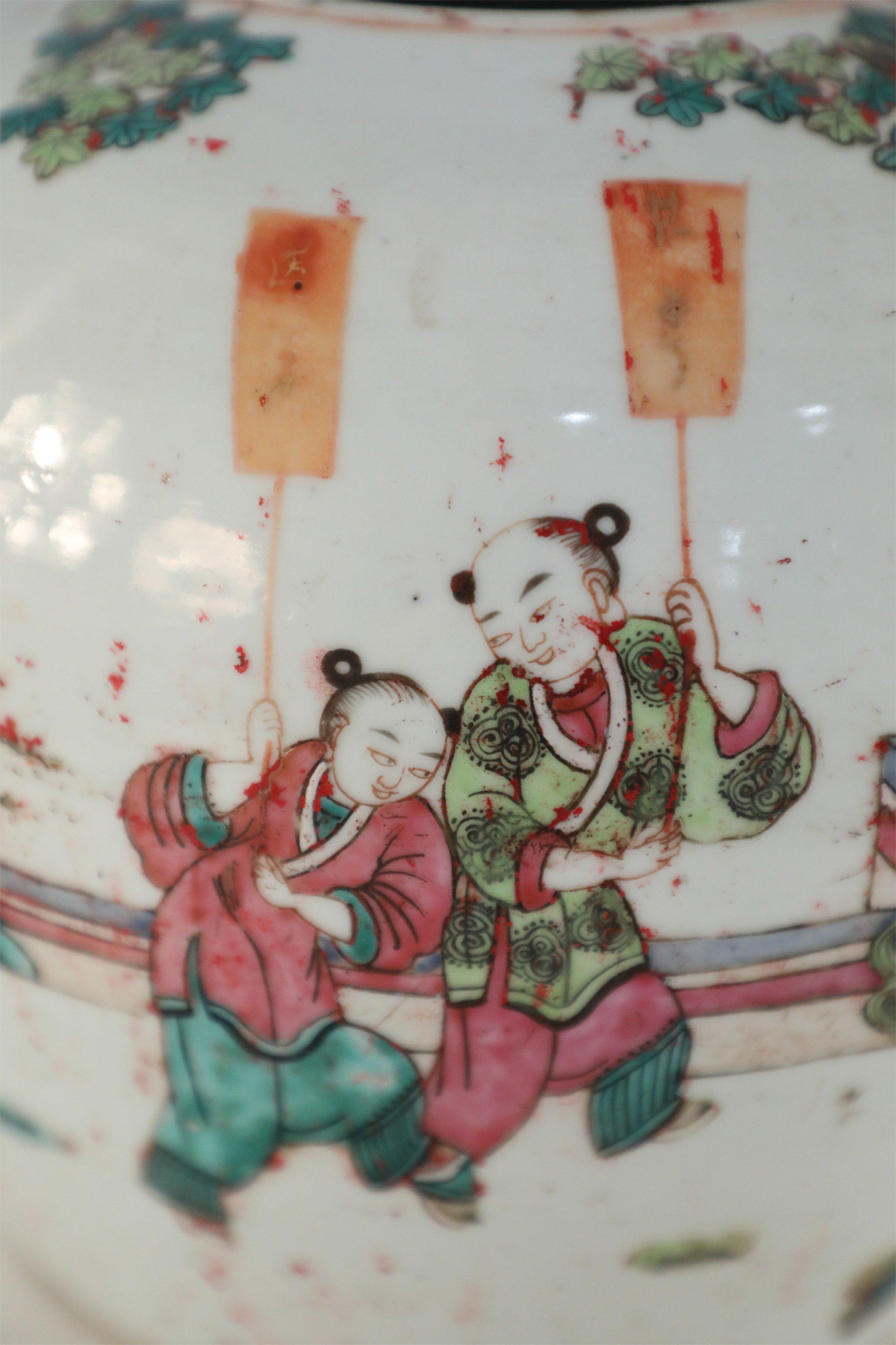 Urne chinoise en porcelaine à motifs botaniques blancs et orange en vente 3
