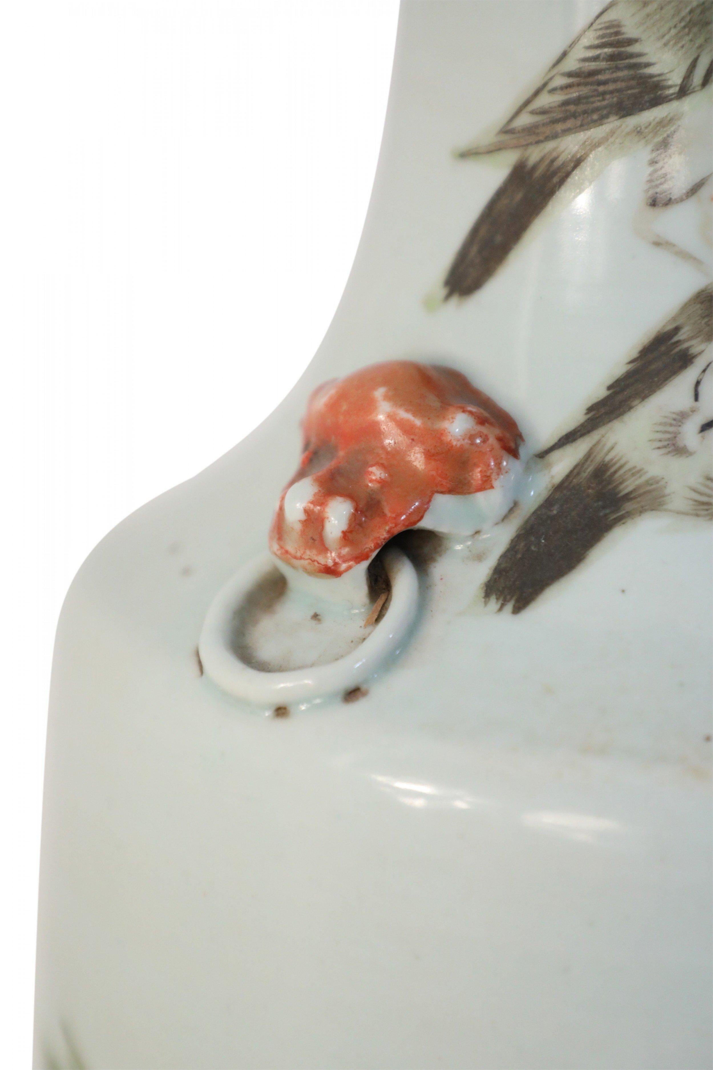 Chinois Urne chinoise en porcelaine à motifs botaniques blancs et orange en vente