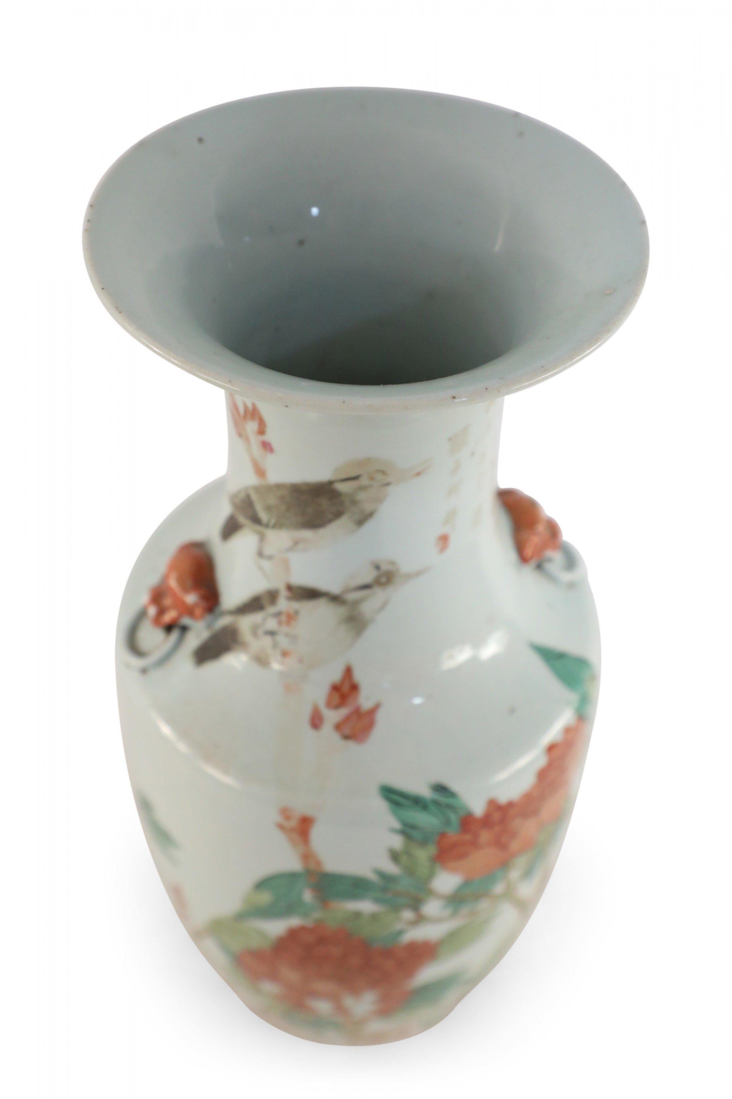 Urne chinoise en porcelaine à motifs botaniques blancs et orange en vente 1