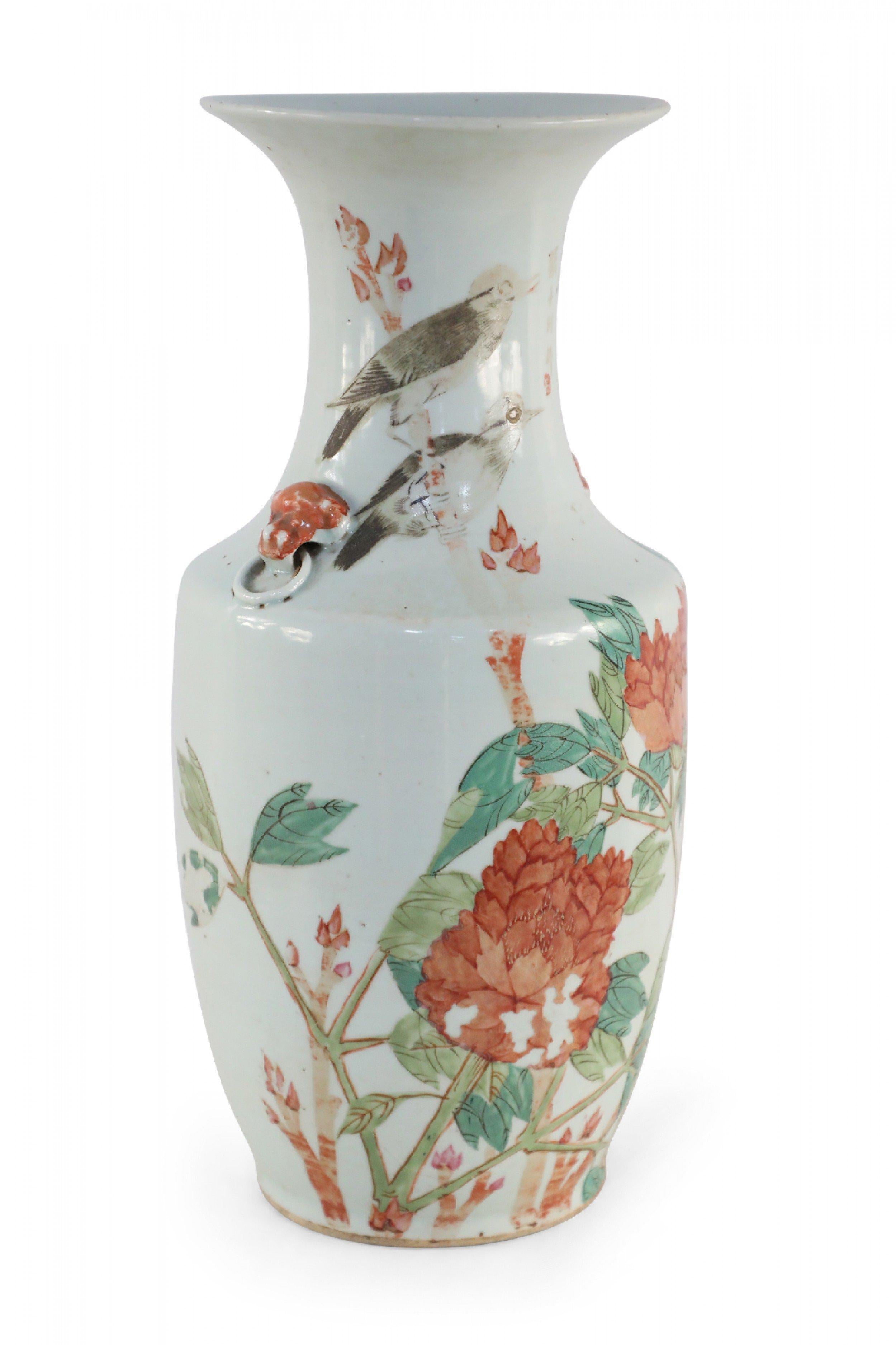 Urne chinoise en porcelaine à motifs botaniques blancs et orange en vente 2