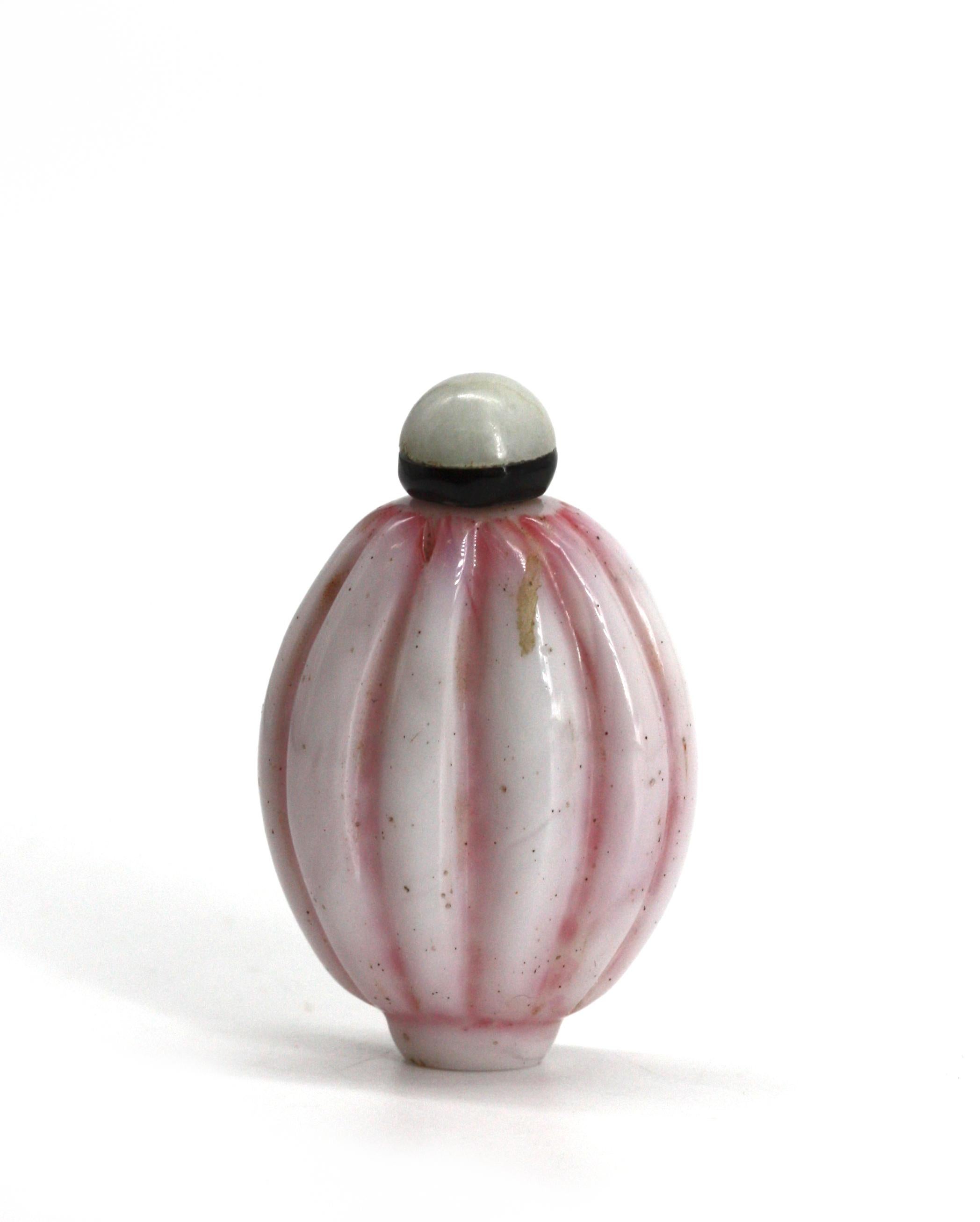 
Tabacchiera cinese in vetro bianco e rosa
Il corpo a forma di melone a goccia, con striature rosa, il tappo di giada con paletta.
Altezza 2 pollici.
Rapporto sulle condizioni
Buono stato