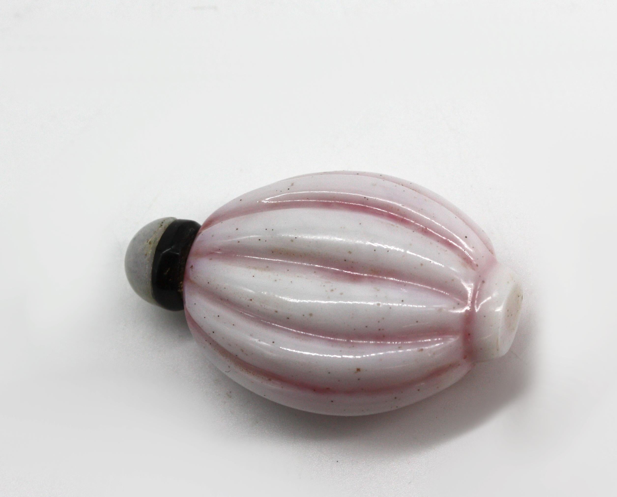 Vetro Tabacchiera cinese in vetro bianco e rosa in vendita
