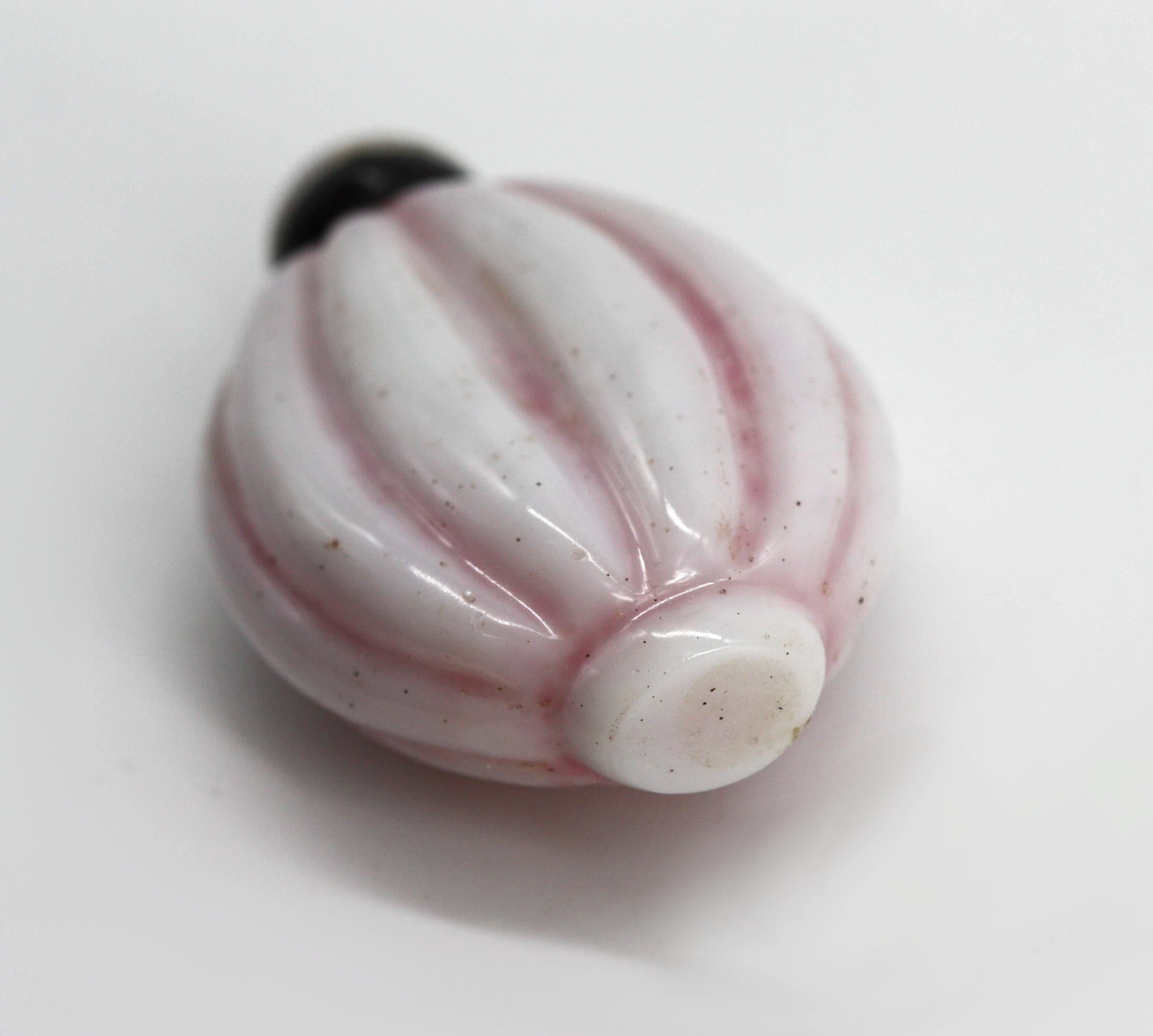 Tabacchiera cinese in vetro bianco e rosa in vendita 1