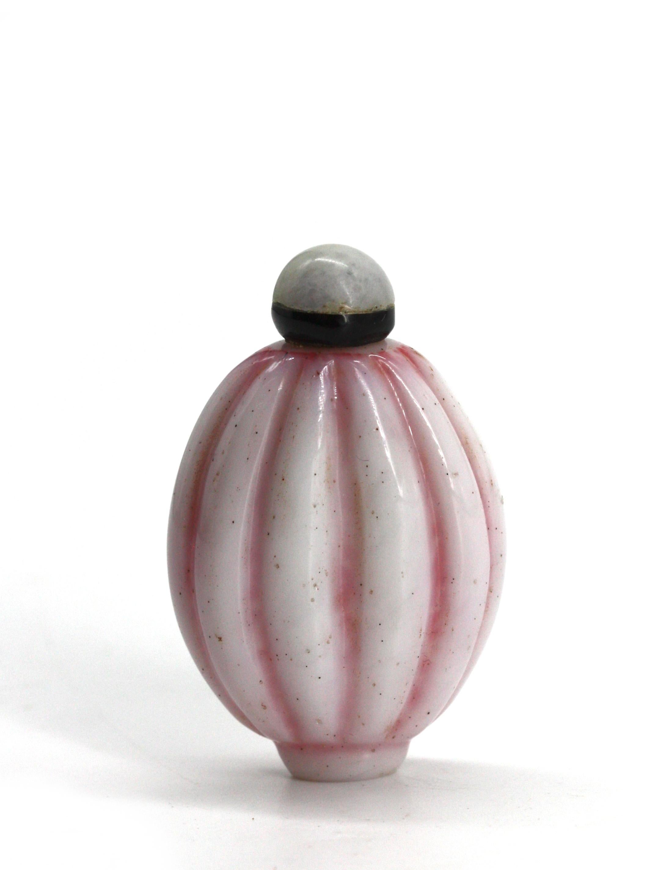 Tabacchiera cinese in vetro bianco e rosa in vendita 2