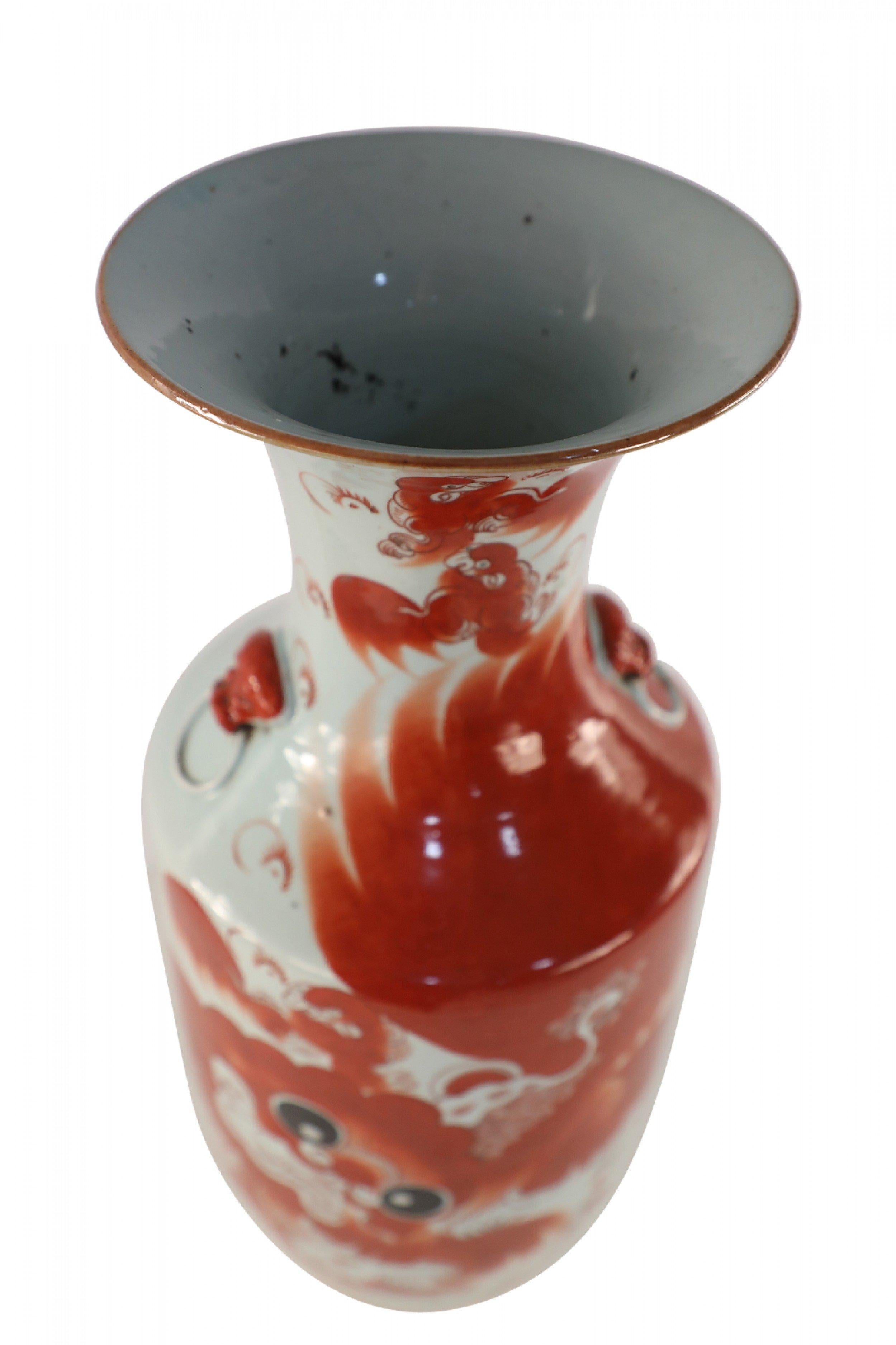 Chinese White and Red Foo Dog Porcelain Urn In Good Condition In Queens, NY