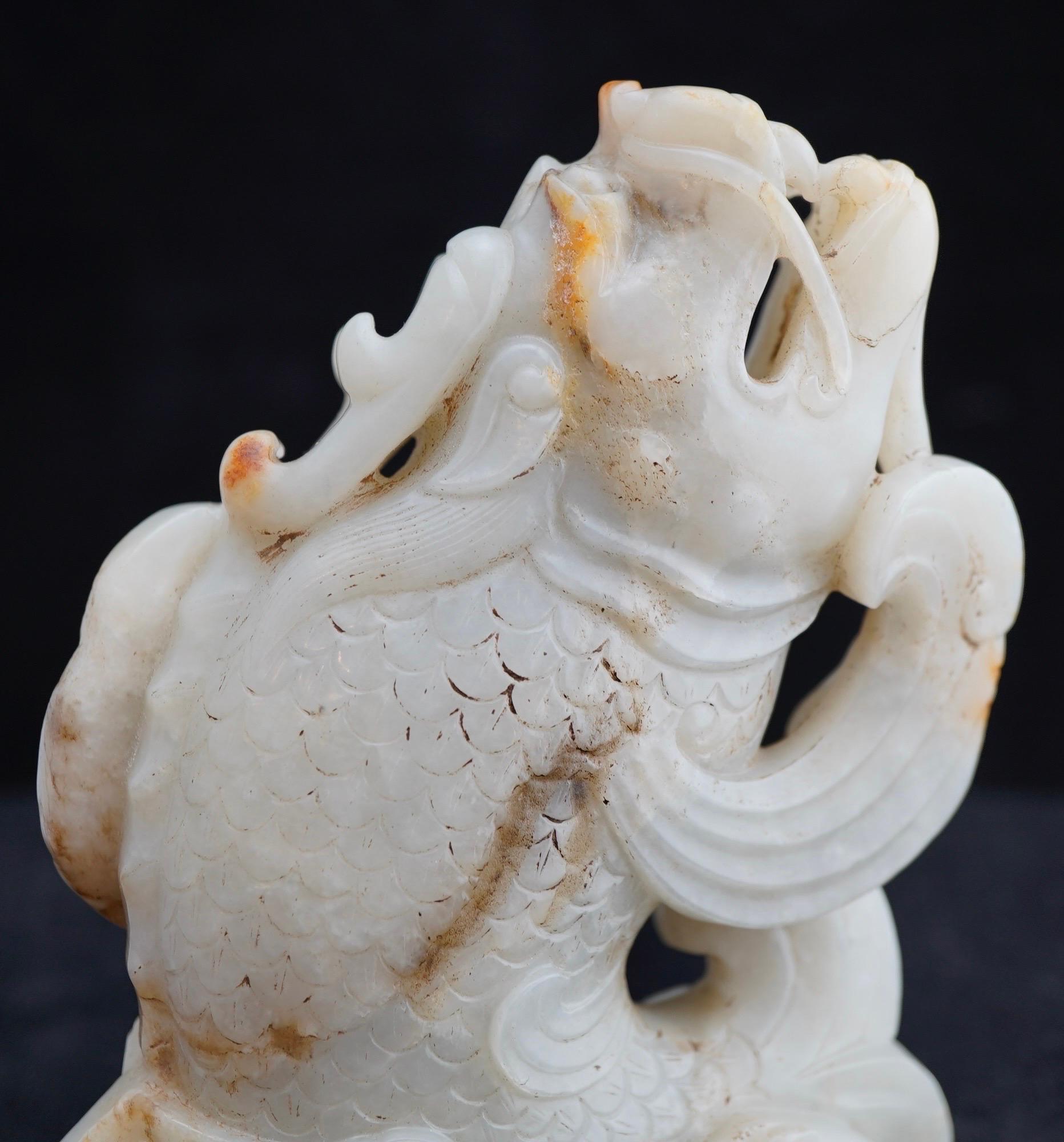 Chinois Sculpture chinoise en jade blanc et roussâtre représentant une carpe bondissante, dynastie Qing. en vente