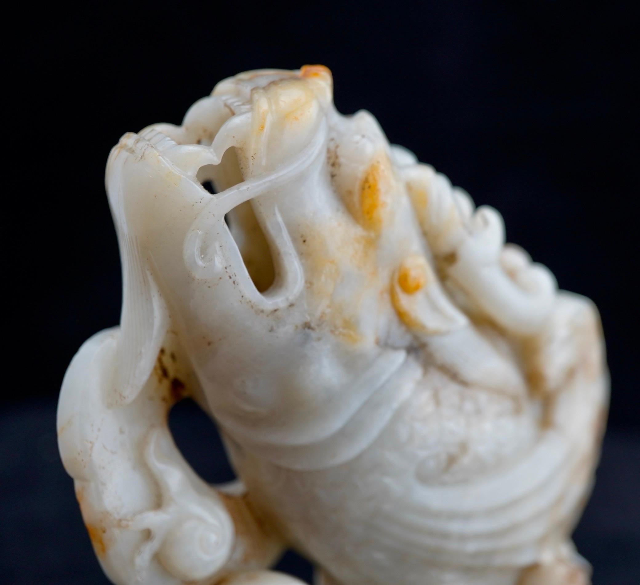 Poli Sculpture chinoise en jade blanc et roussâtre représentant une carpe bondissante, dynastie Qing. en vente
