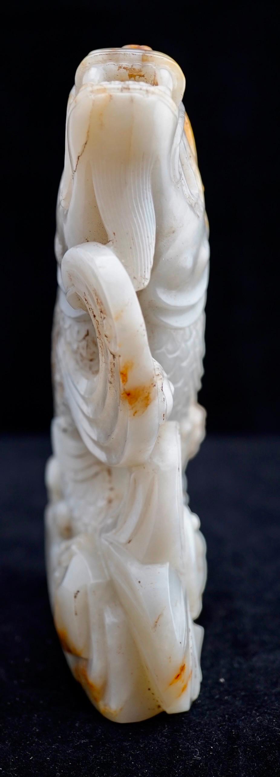 Fin du 20e siècle Sculpture chinoise en jade blanc et roussâtre représentant une carpe bondissante, dynastie Qing. en vente