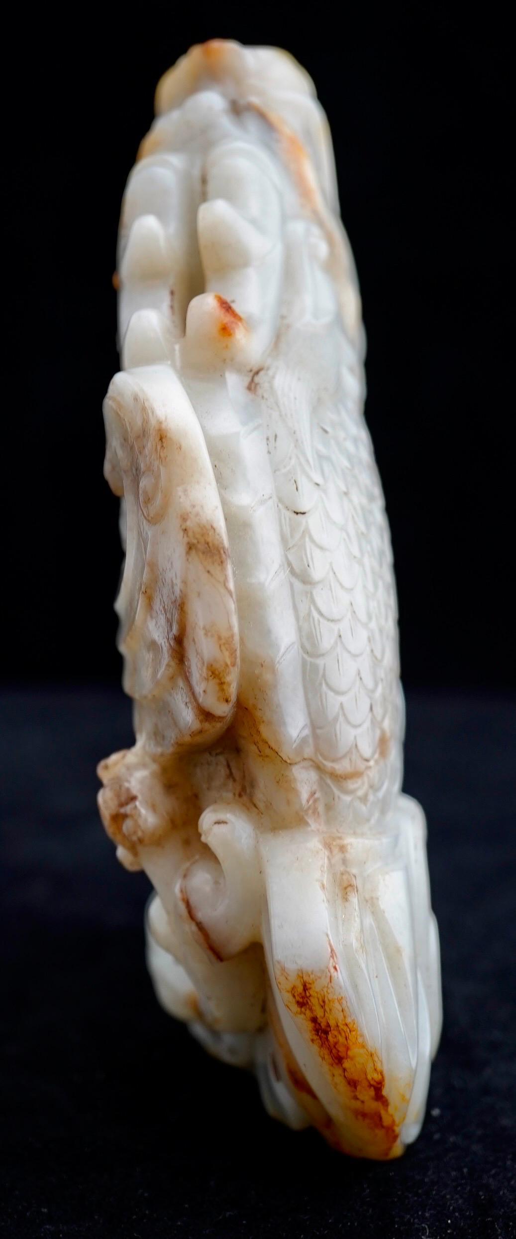Jade Sculpture chinoise en jade blanc et roussâtre représentant une carpe bondissante, dynastie Qing. en vente