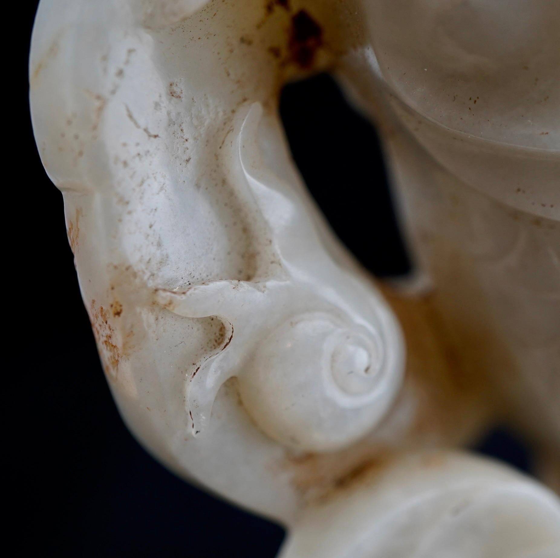 Sculpture chinoise en jade blanc et roussâtre représentant une carpe bondissante, dynastie Qing. en vente 1