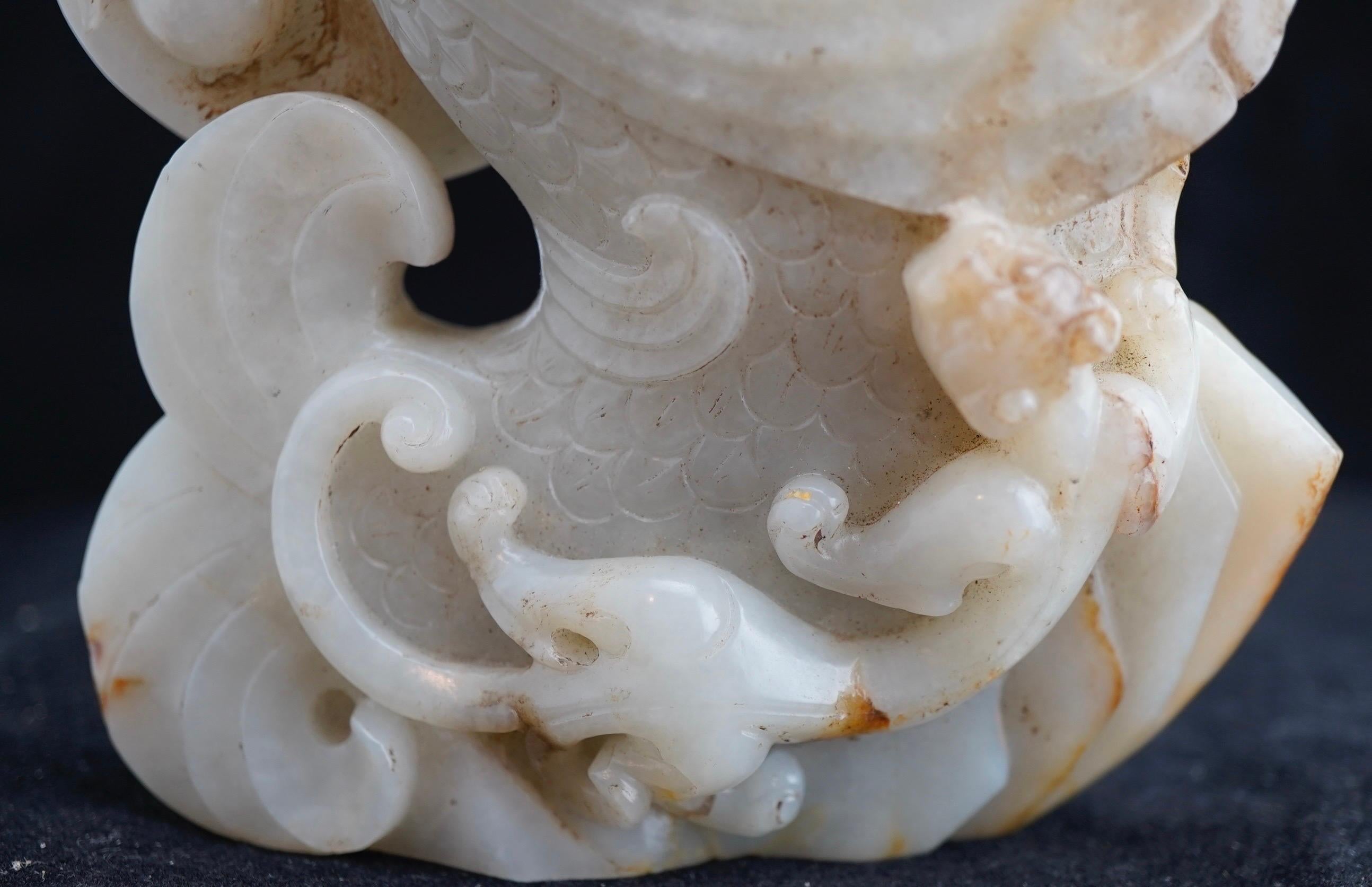 Sculpture chinoise en jade blanc et roussâtre représentant une carpe bondissante, dynastie Qing. en vente 2