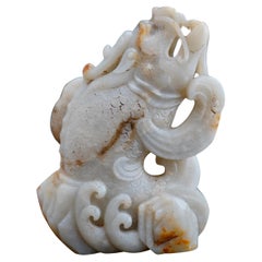 Sculpture chinoise en jade blanc et roussâtre représentant une carpe bondissante, dynastie Qing.
