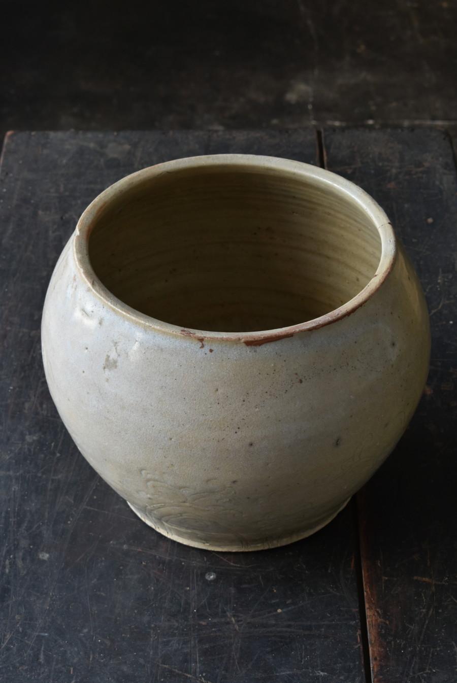 Chinese White Antique Pottery Jar / 12th-14th Century / Beautiful Vase In Good Condition In Sammu-shi, Chiba