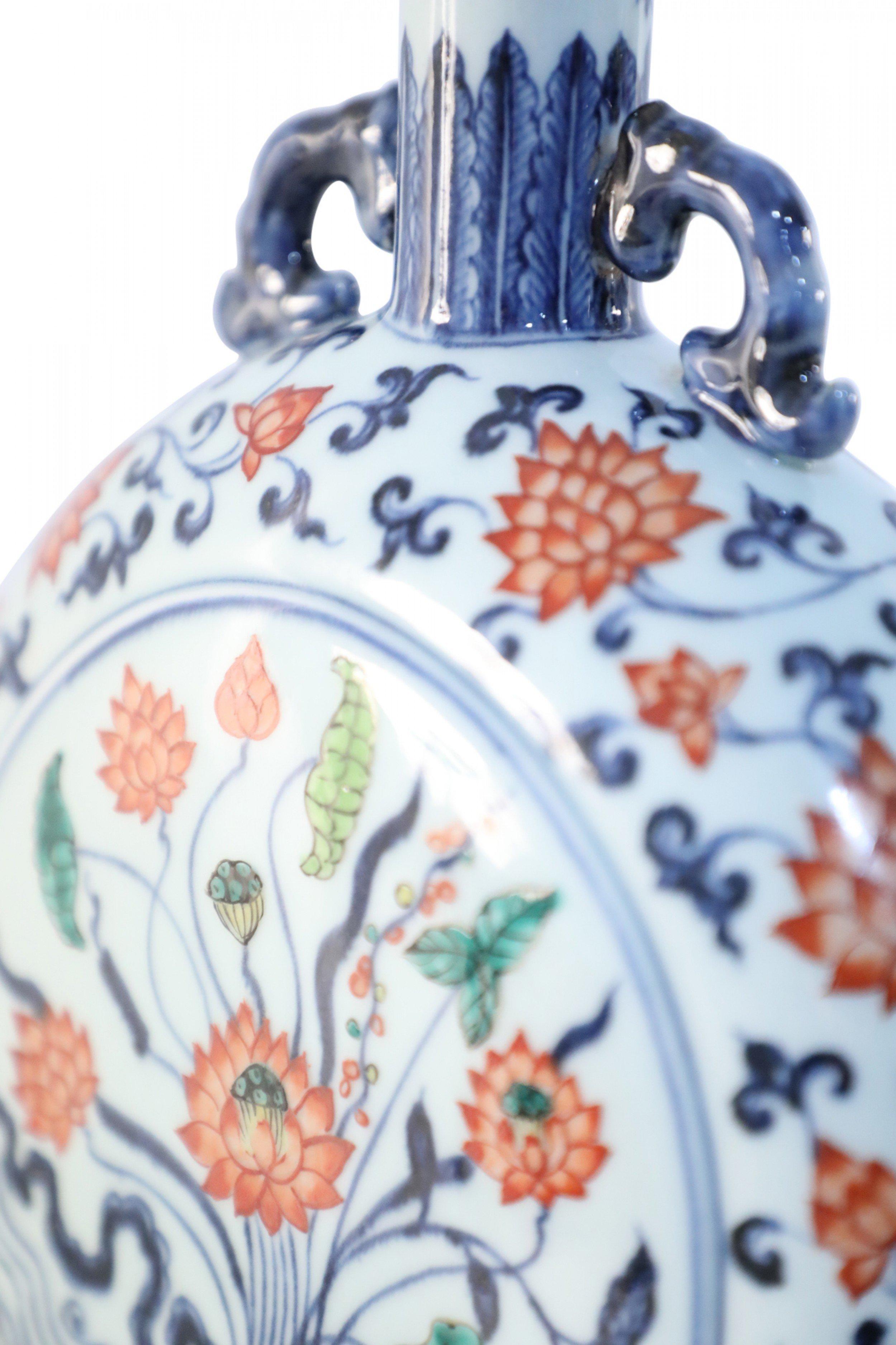 Vaso cinese bianco, blu e arancione a forma di fiasco floreale in vendita 3