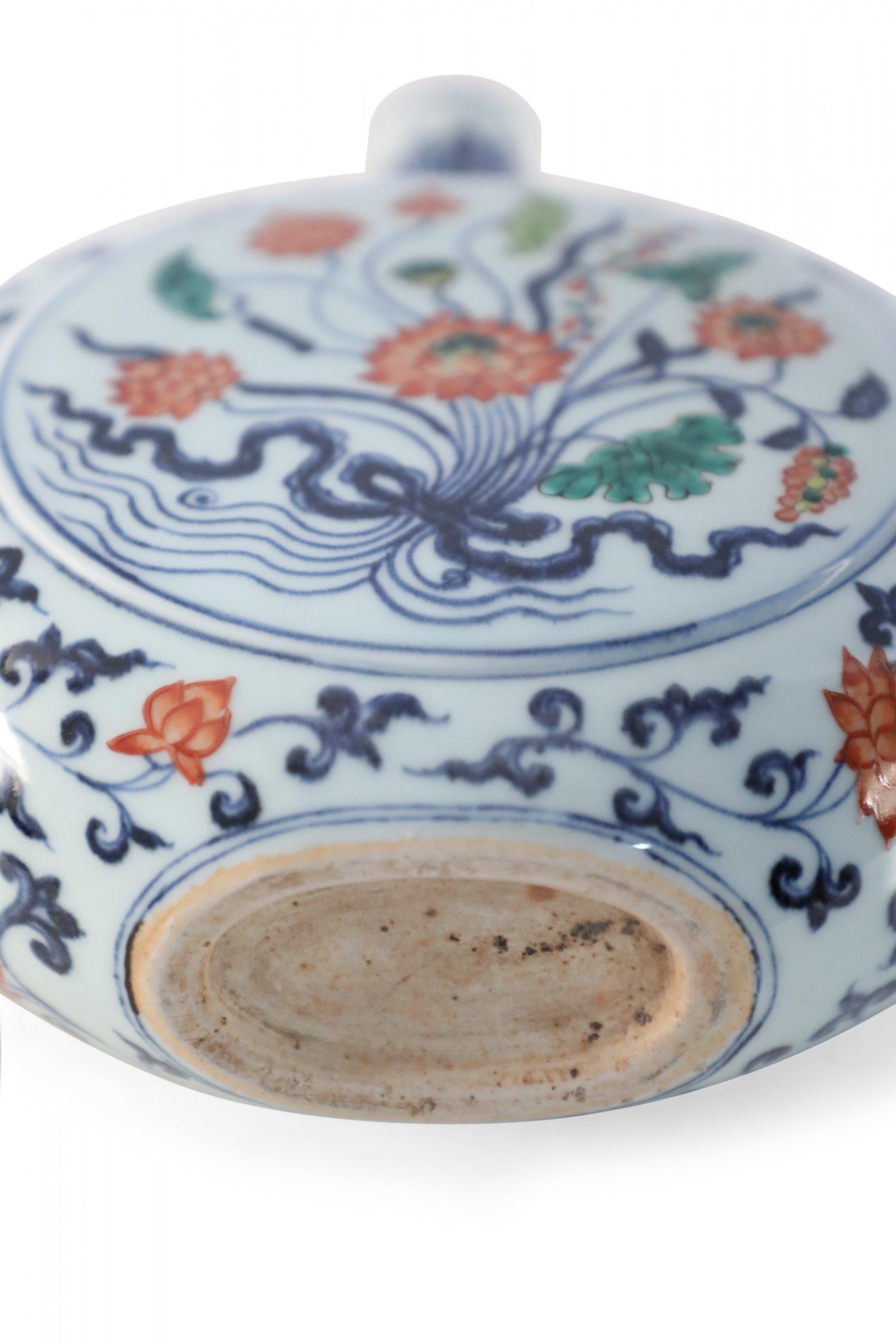 Vaso cinese bianco, blu e arancione a forma di fiasco floreale in vendita 4