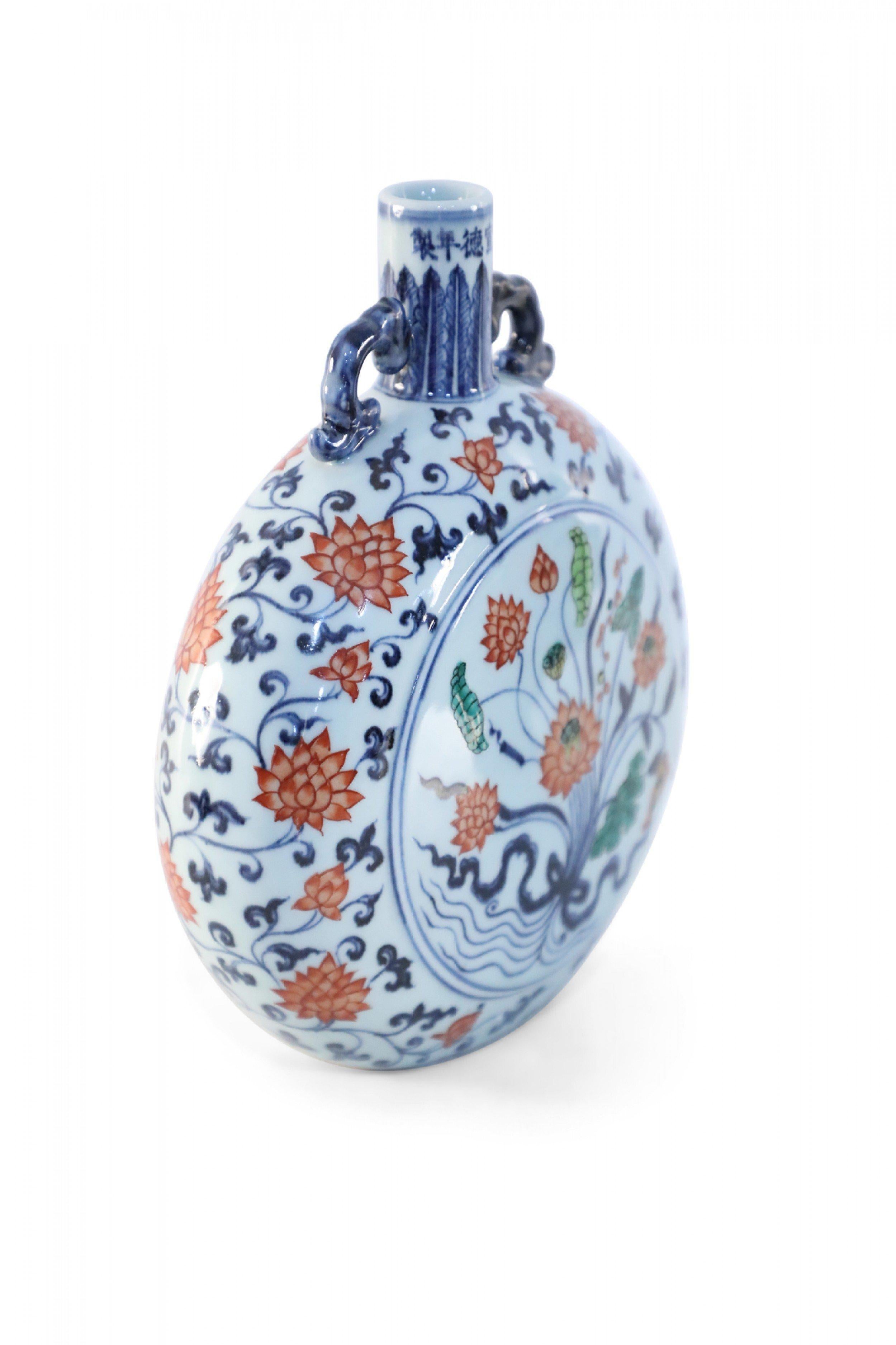 Porcellana Vaso cinese bianco, blu e arancione a forma di fiasco floreale in vendita
