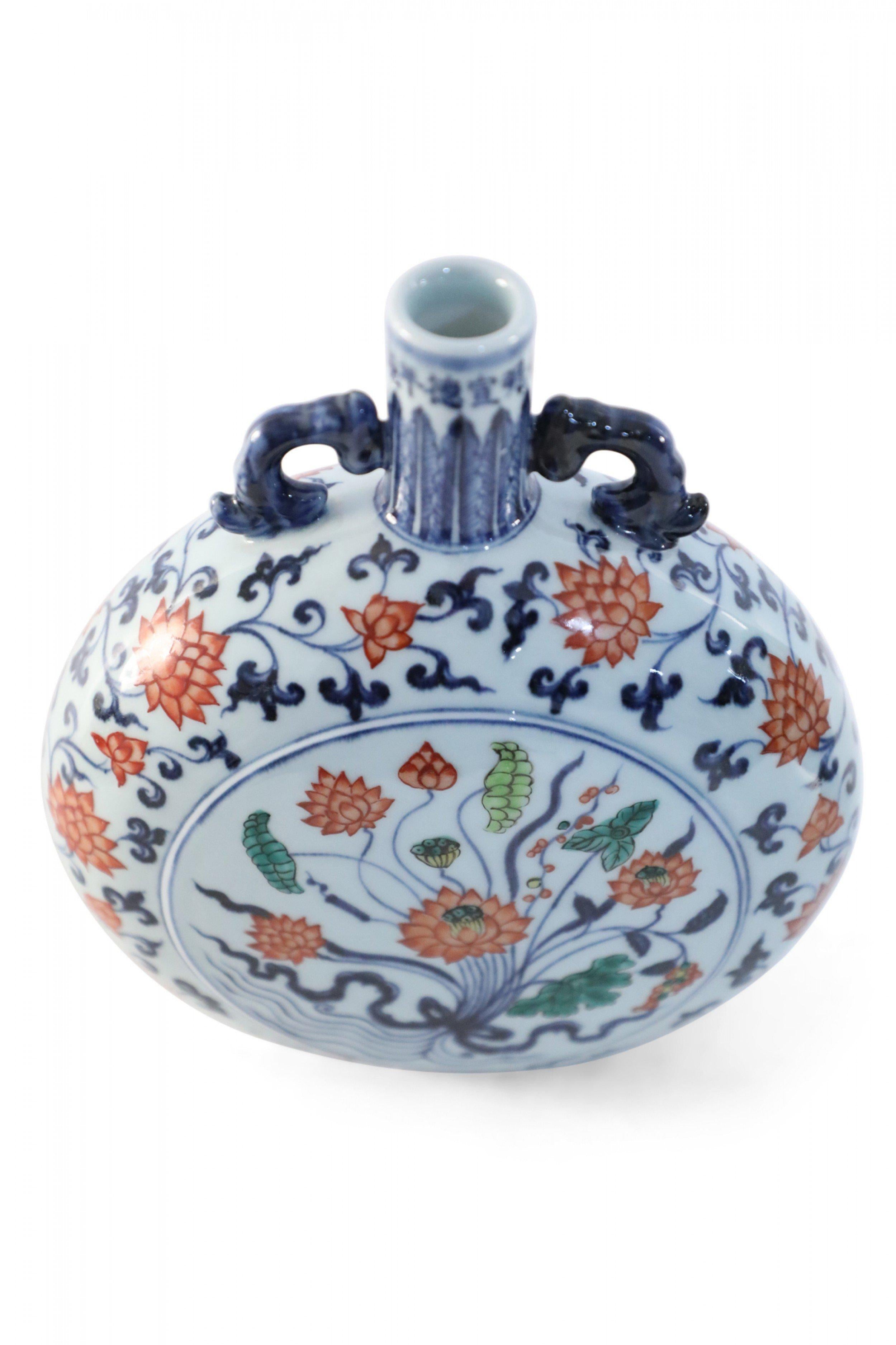 Vaso cinese bianco, blu e arancione a forma di fiasco floreale in vendita 1