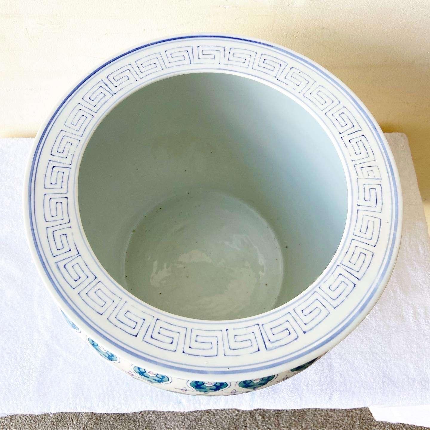 Erstaunlich Vintage chinesischen Keramik Fisch Schüssel Vase. Mit einem handgemalten blauen und rosafarbenen Lotosmuster.
