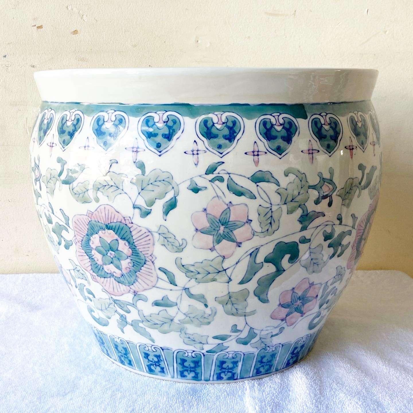 Chinesisch Weiß Blau & Rosa Lotus Vase (Chinesischer Export) im Angebot