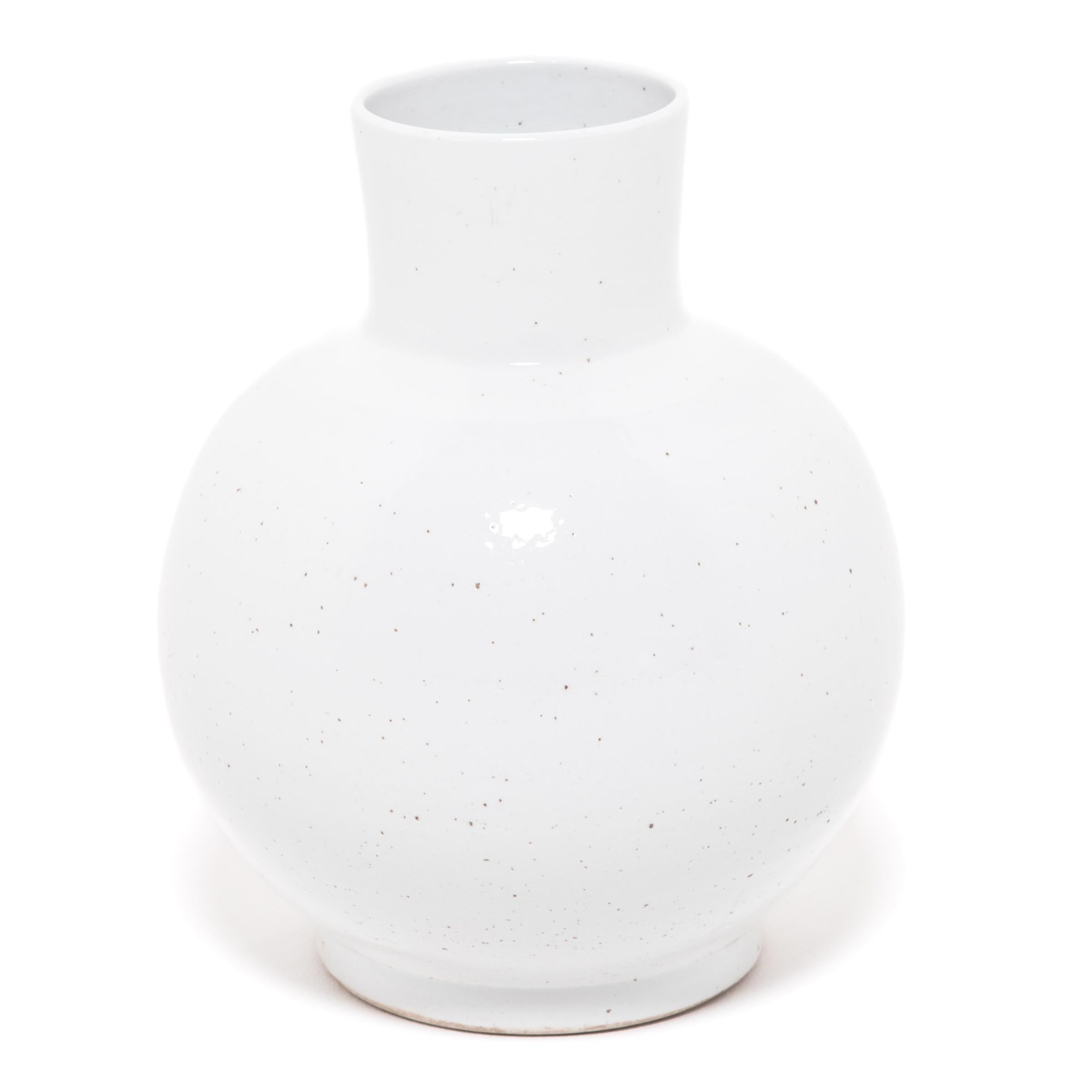 White Glazed Ball Vase In Good Condition For Sale In Chicago, IL