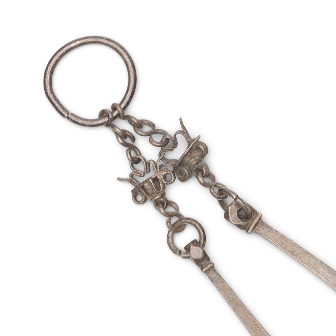 Un petit ensemble d'outils de châtelaine chinoise avec de petites breloques en fil de fer et deux cuillères en laiton. Suspendu à l'épaule, au dos ou à la taille, un tel ensemble d'outils était utilisé pour diverses tâches quotidiennes, telles que