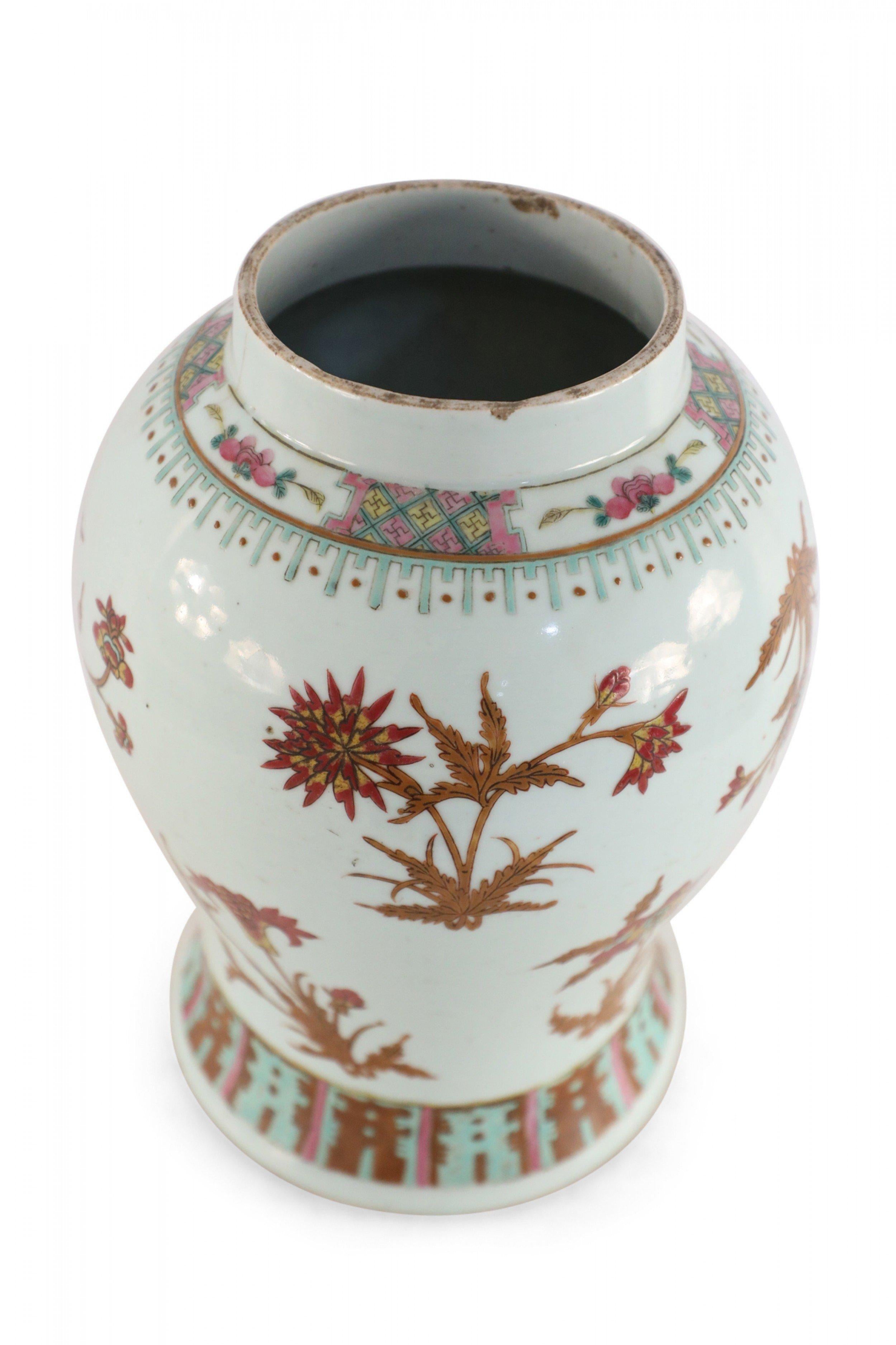 XX secolo Vaso cinese in porcellana con disegno floreale bianco, marrone e rosso in vendita