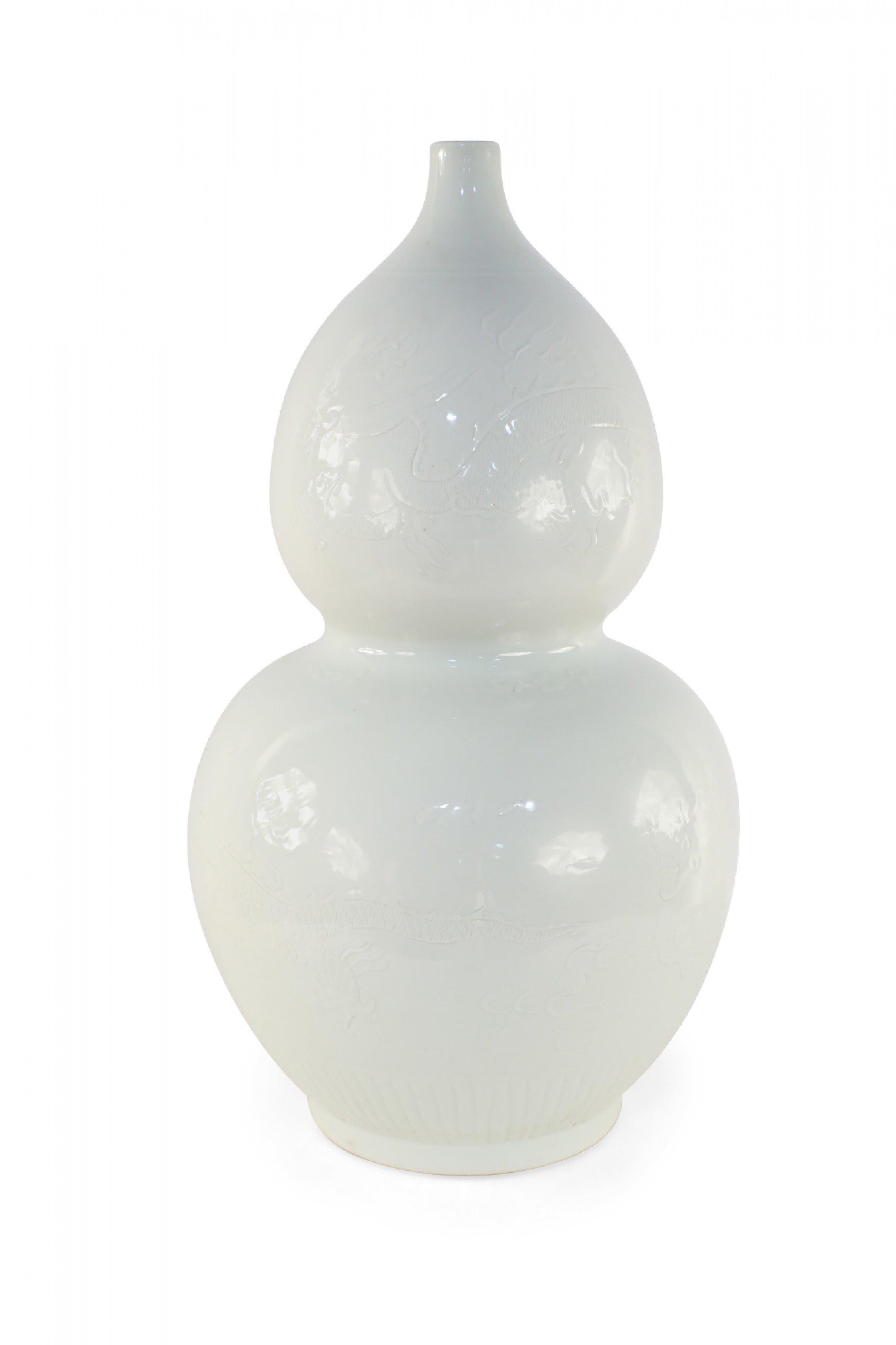 Chinese White Double Gourd Dragon Motif Porcelain Bottle In Good Condition For Sale In Queens, NY