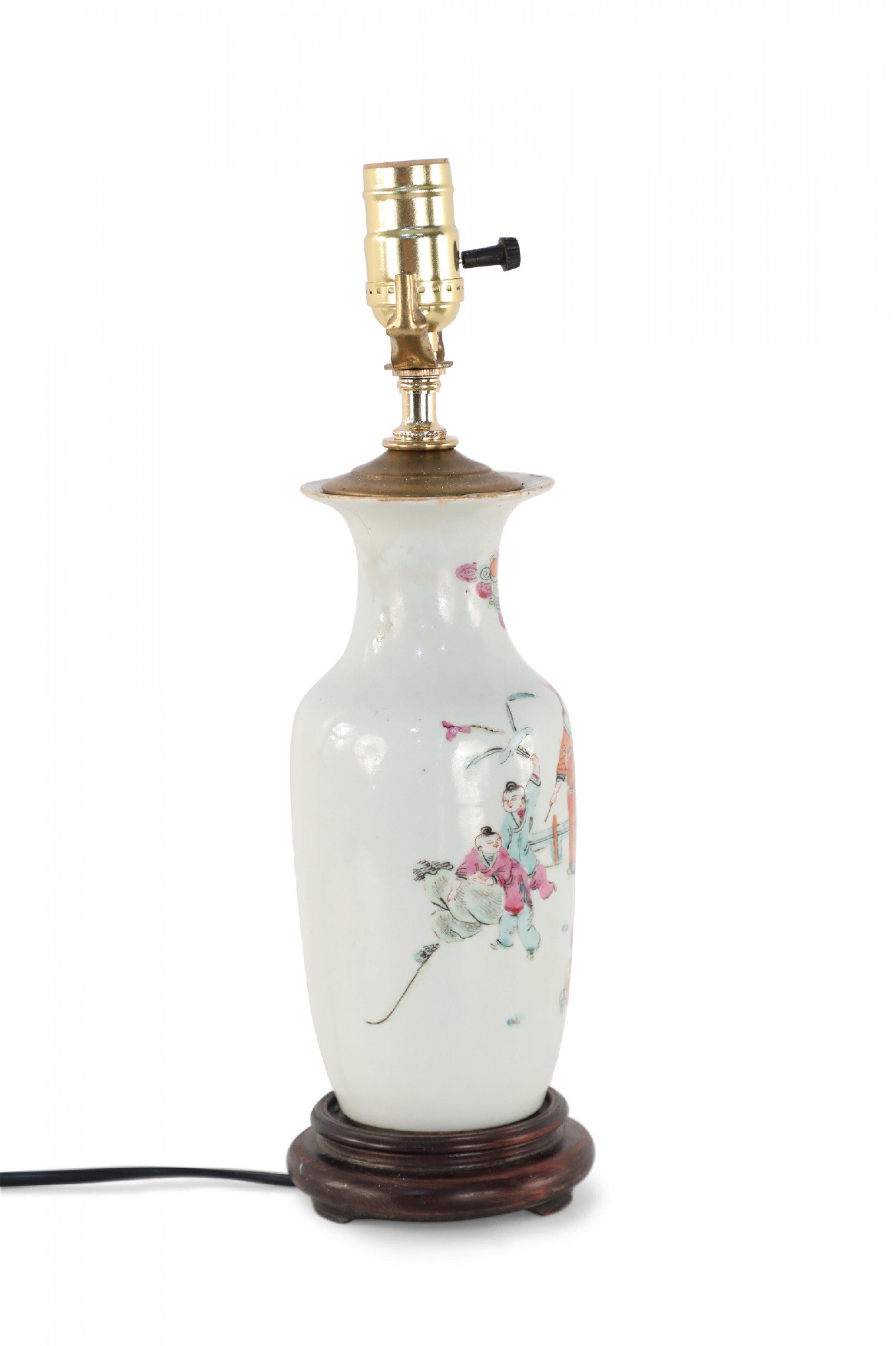 Chinese White Figurative Scene Porcelain Table Lamp In Good Condition For Sale In New York, NY
