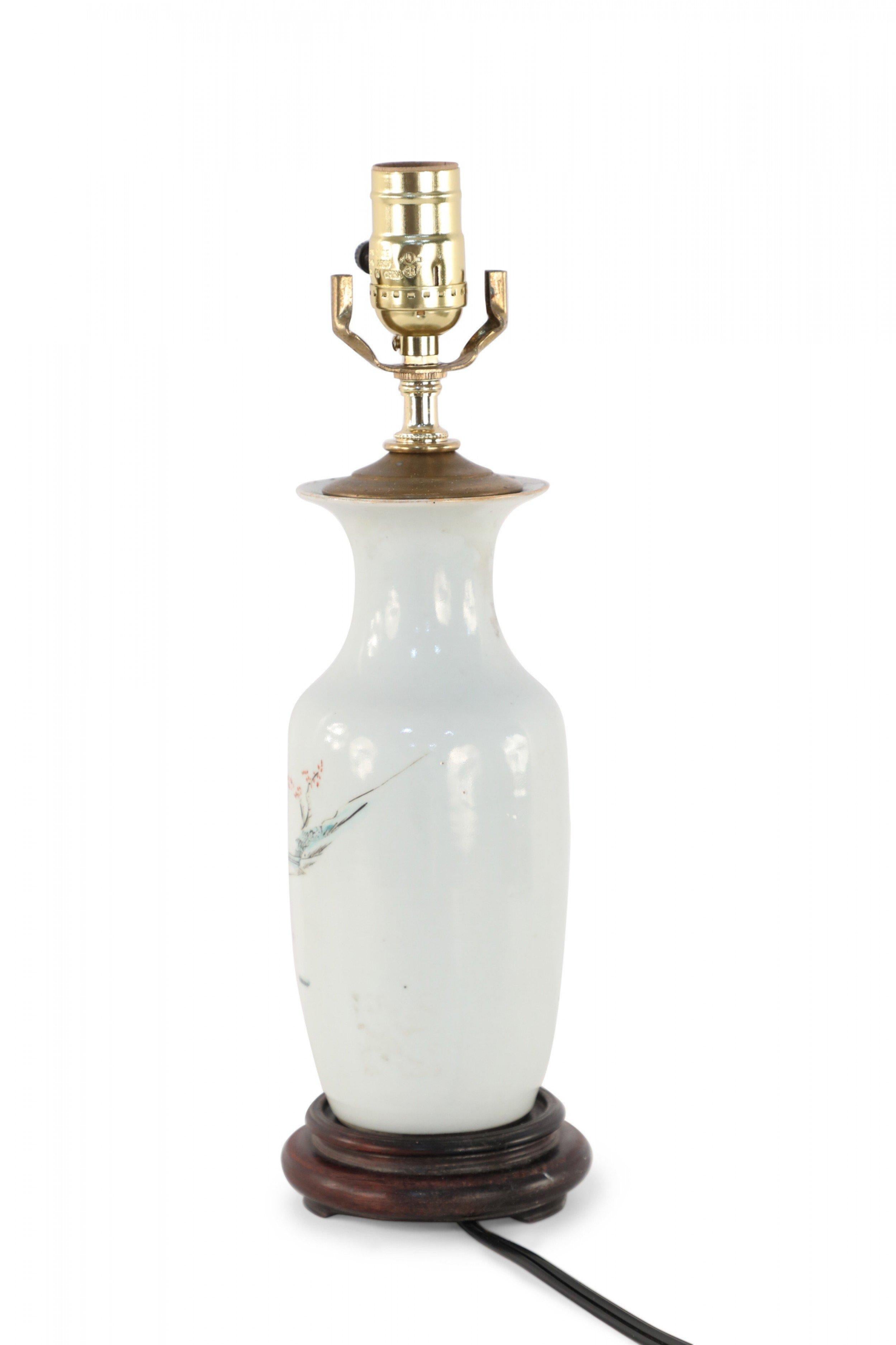 Lampe de table en porcelaine blanche représentant une scène figurative chinoise Bon état - En vente à New York, NY