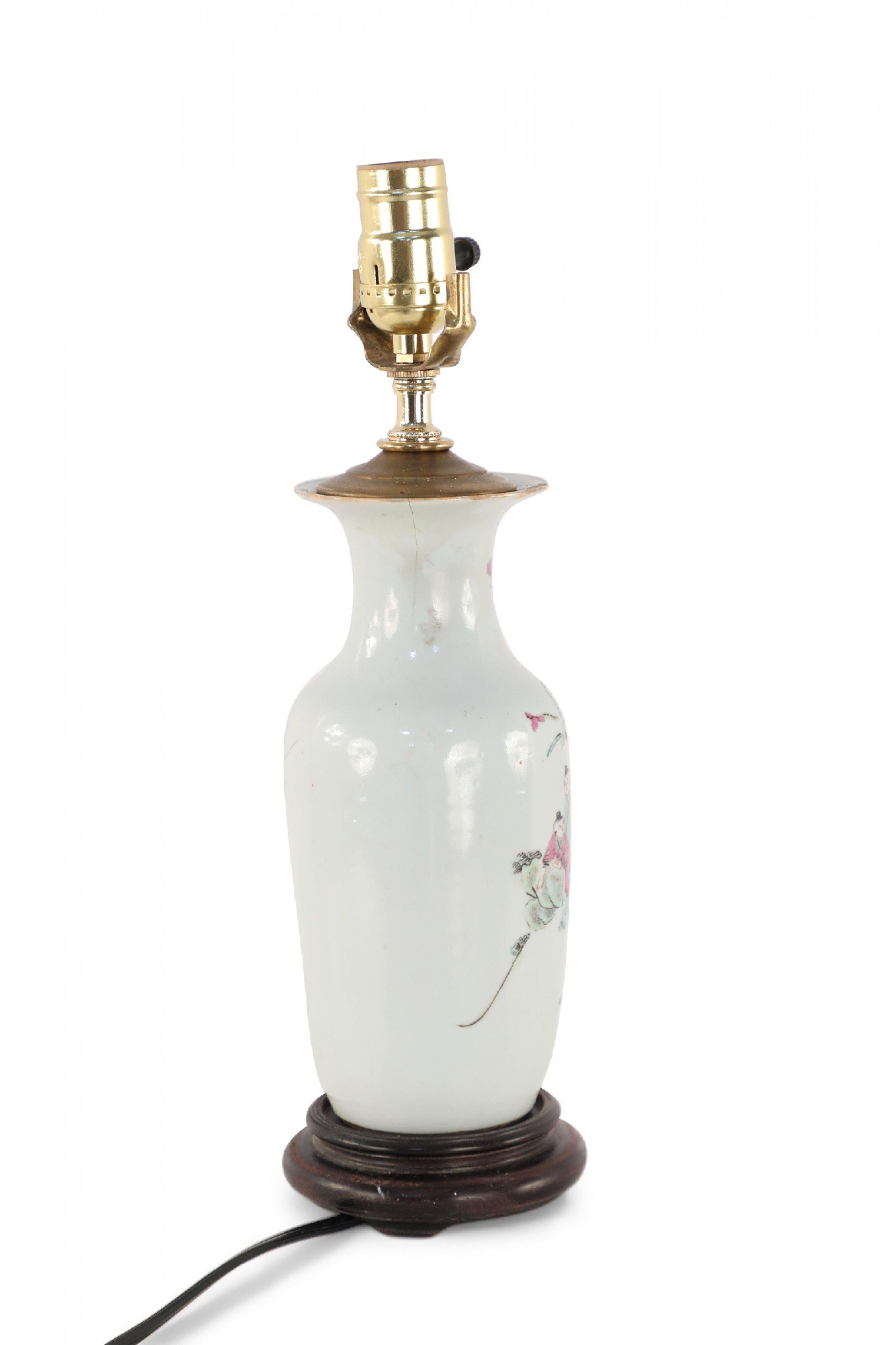 20ième siècle Lampe de table en porcelaine blanche représentant une scène figurative chinoise en vente