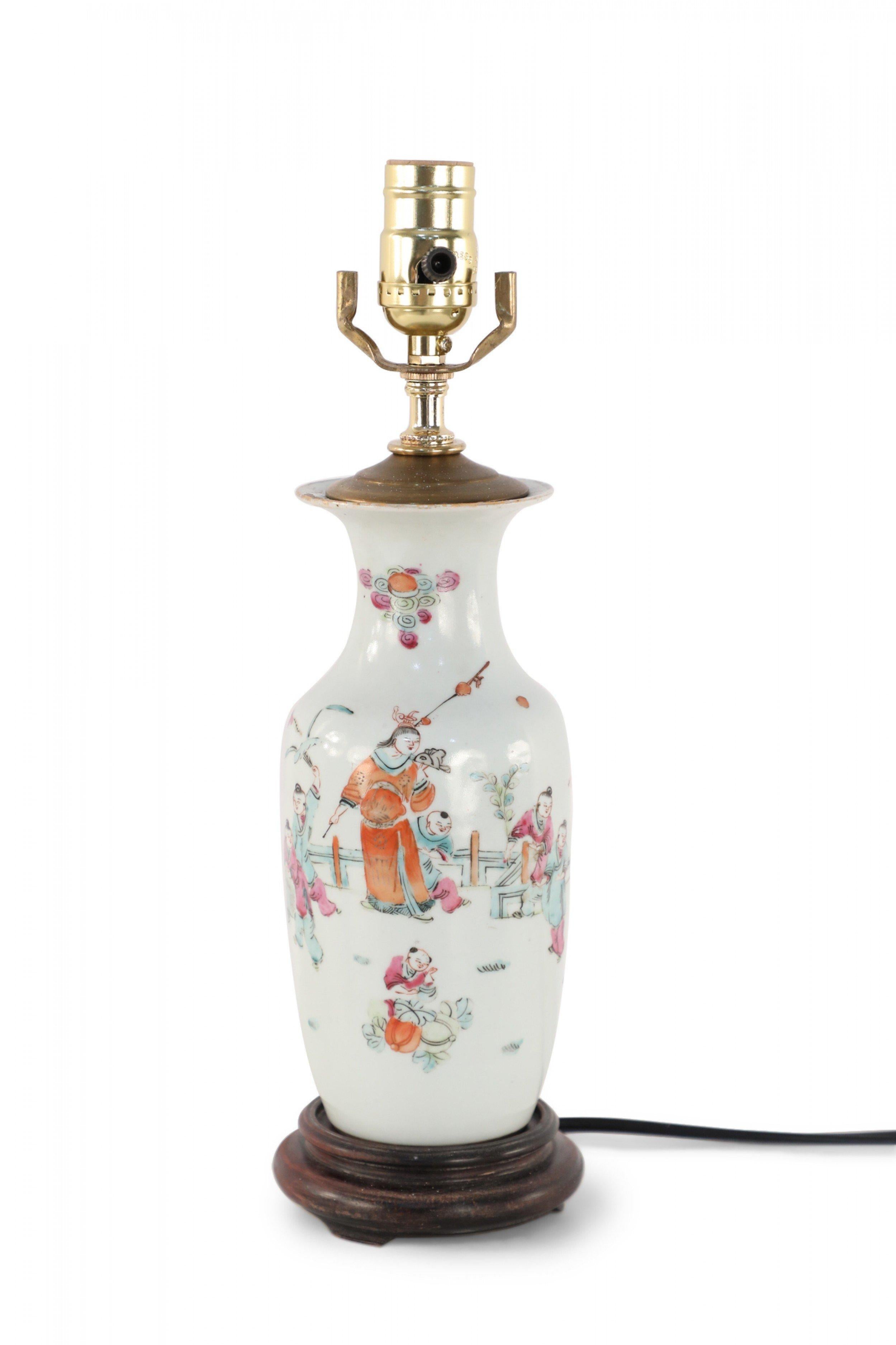 Métal Lampe de table en porcelaine blanche représentant une scène figurative chinoise en vente