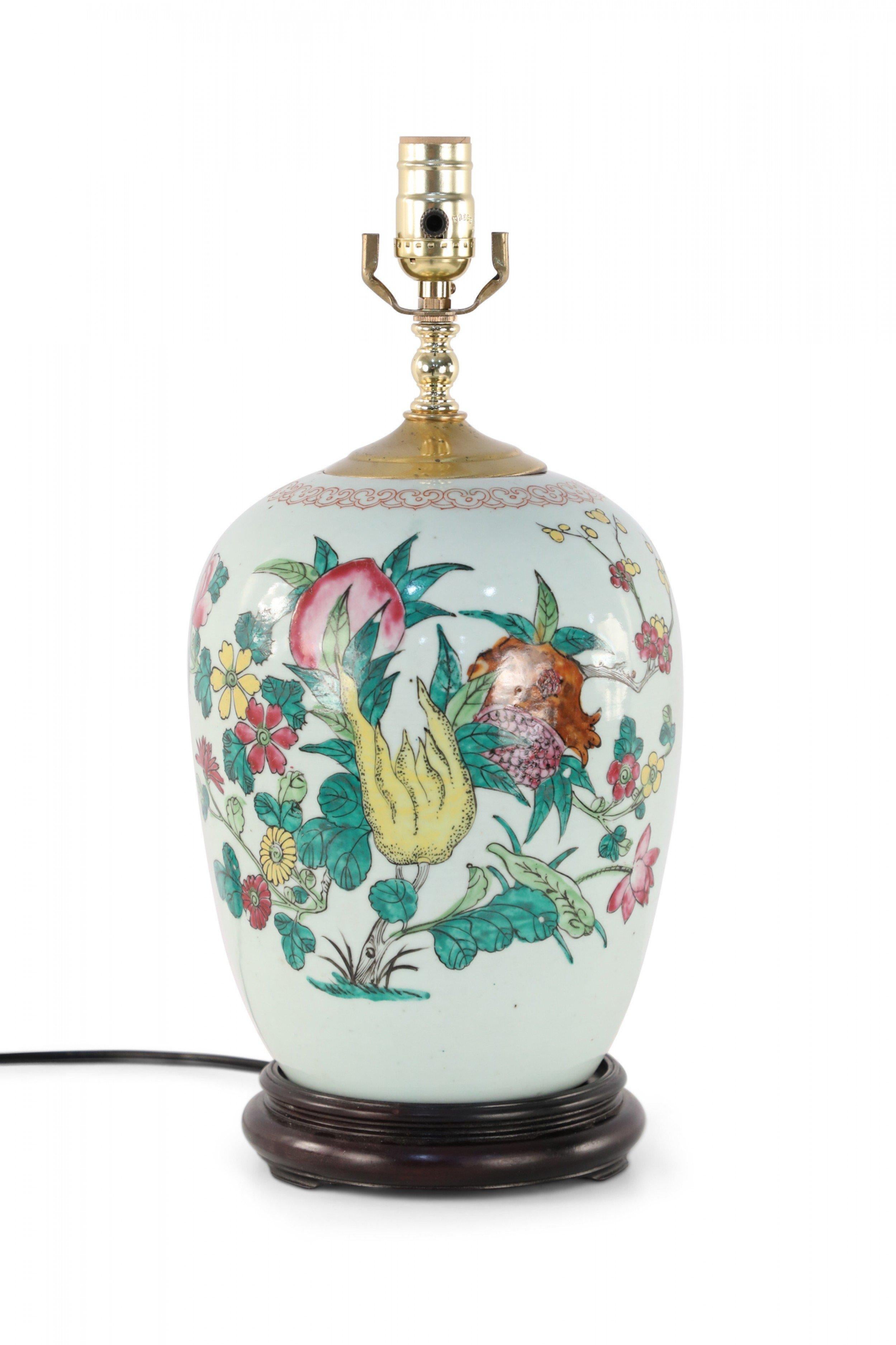 Exportation chinoise Lampe de bureau chinoise en porcelaine blanche à motifs floraux en vente