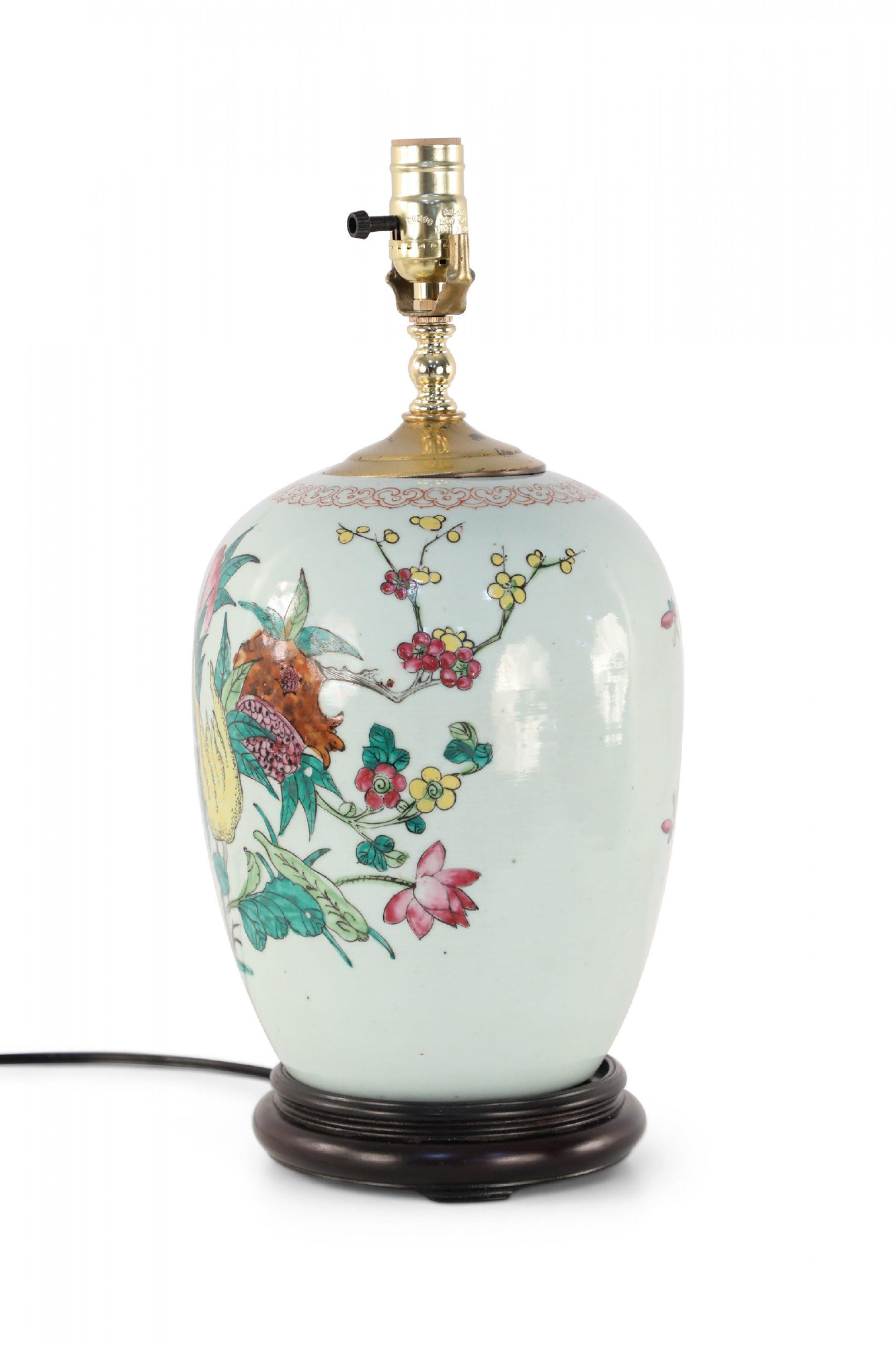 Métal Lampe de bureau chinoise en porcelaine blanche à motifs floraux en vente