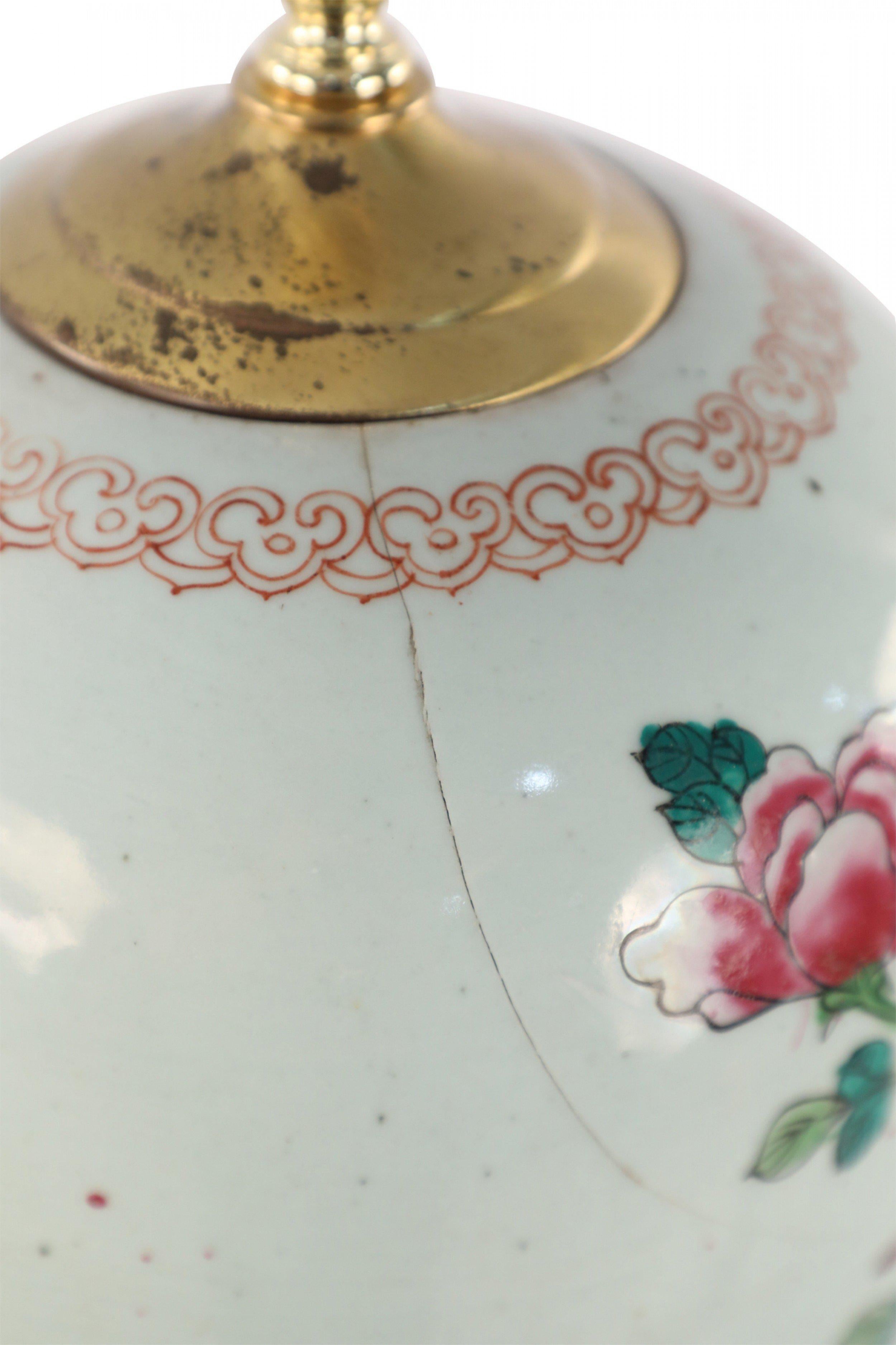 Lampe de bureau chinoise en porcelaine blanche à motifs floraux en vente 1