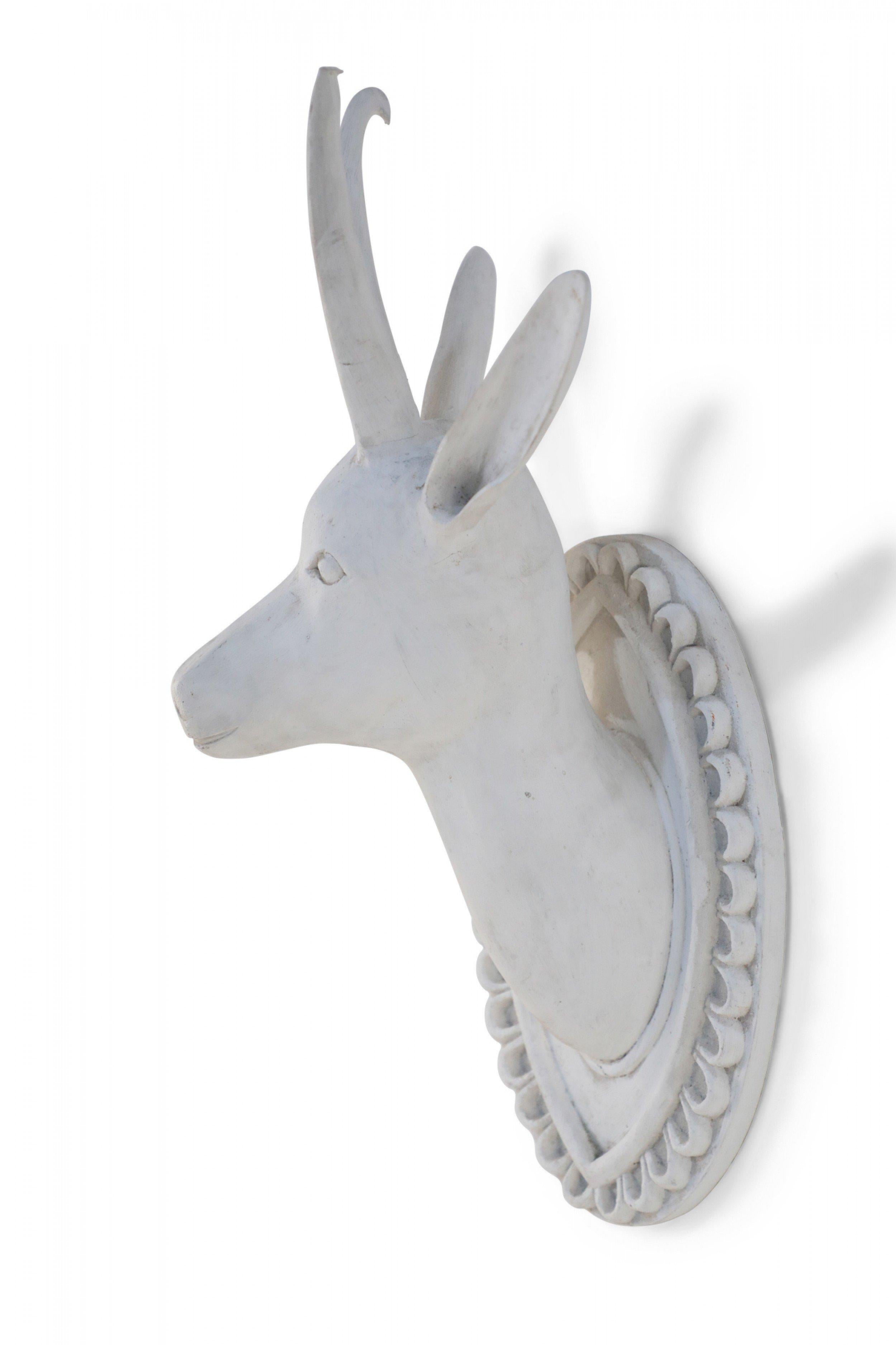 Esportazione cinese Placca da parete cinese con testa di capra cornuta in gesso bianco in vendita