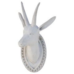 Placca da parete cinese con testa di capra cornuta in gesso bianco