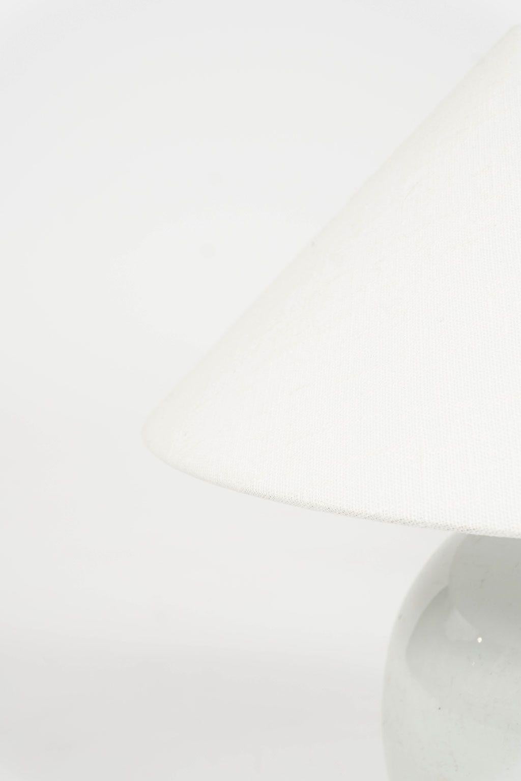 Lámpara china de tarro de jengibre blanco: tarro de jengibre blanco esmaltado, recién cableado para su uso en EE.UU. Incluye pantalla coolie de lino con bordes enrollados. Hay dos lámparas de jengibre disponibles (ver la última imagen) y se venden