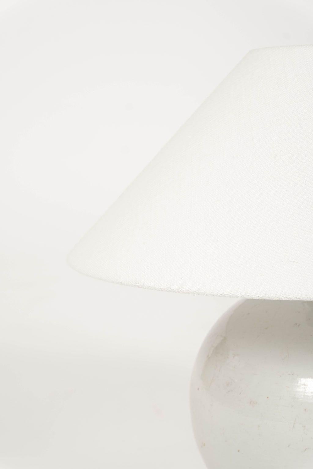 Chinese White Ginger Jar Lamp Moderno en venta