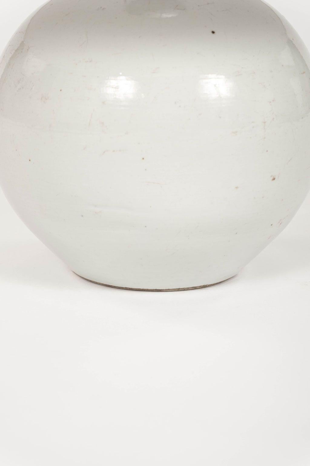 Chinese White Ginger Jar Lamp Estadounidense en venta