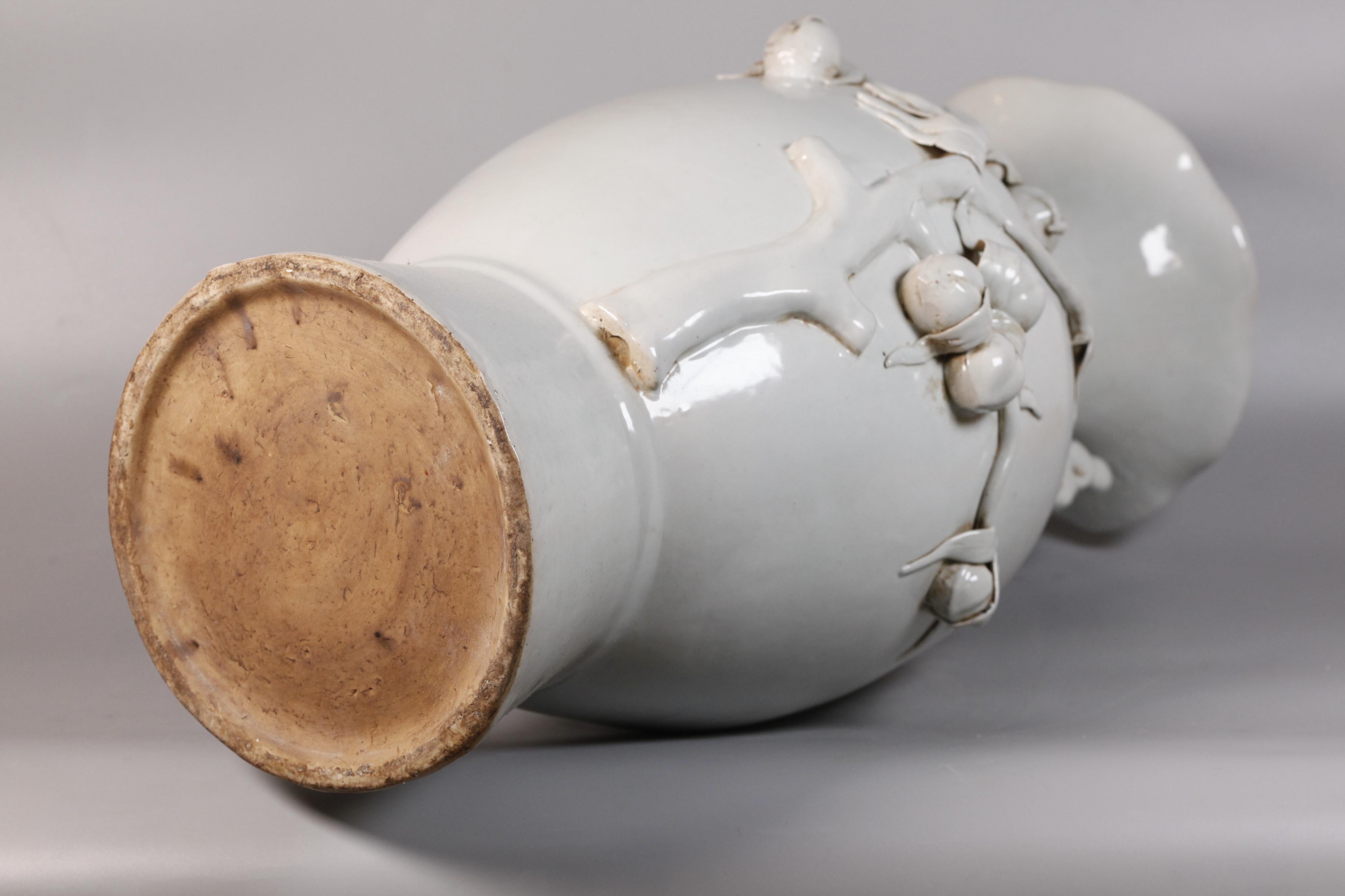 Chinese white glazed porcelain peach vase In Good Condition For Sale In New York, NY
