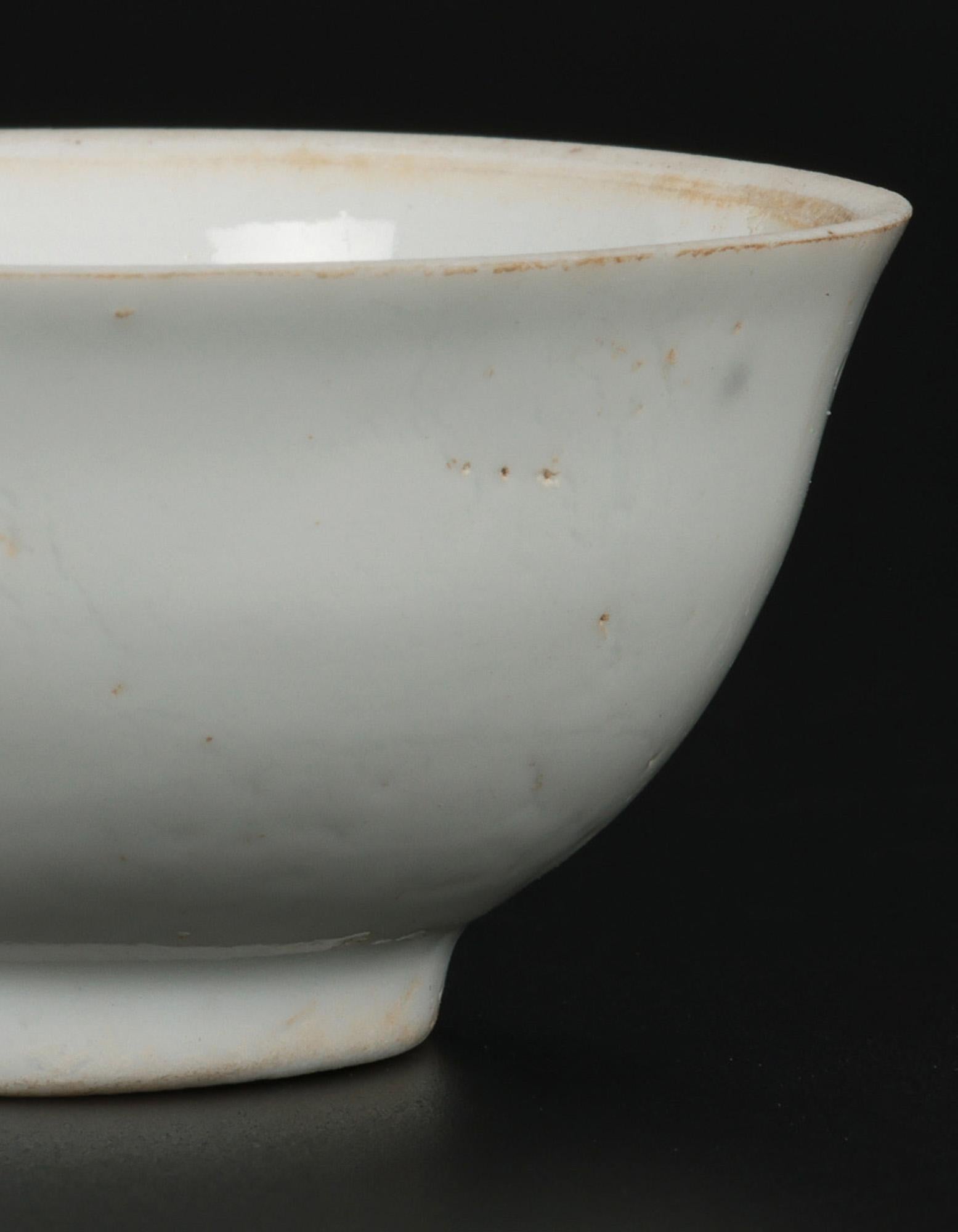 Chinese White Glazed Small Circular Porcelain Bowl In Good Condition For Sale In Bishop's Stortford, Hertfordshire
