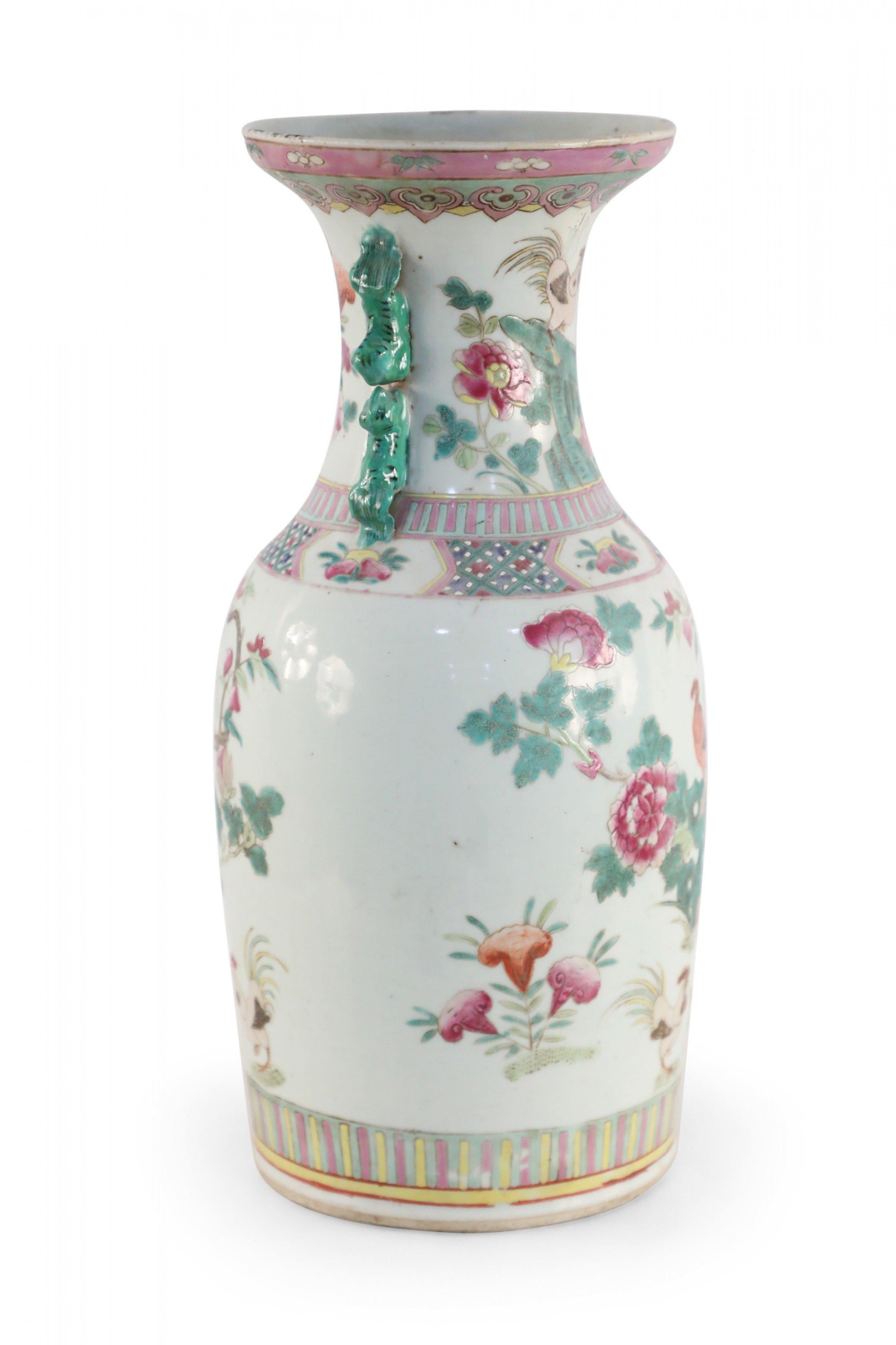 Exportation chinoise Urne chinoise en porcelaine à motifs floraux et coqs blancs, verts et roses en vente