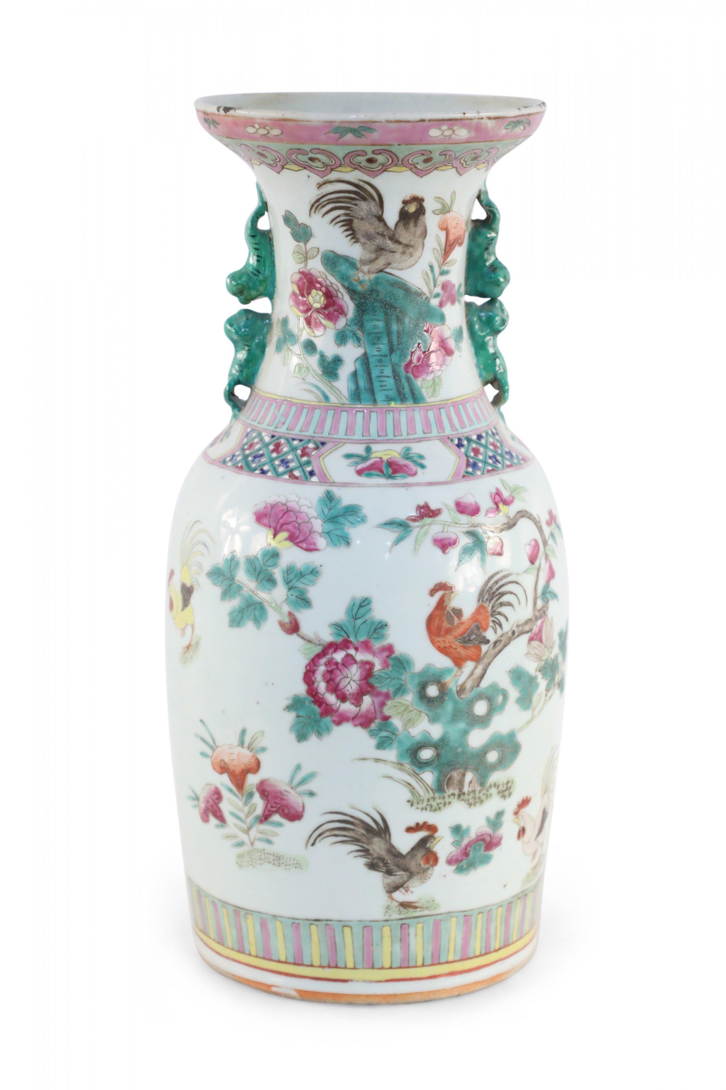 Chinois Urne chinoise en porcelaine à motifs floraux et coqs blancs, verts et roses en vente