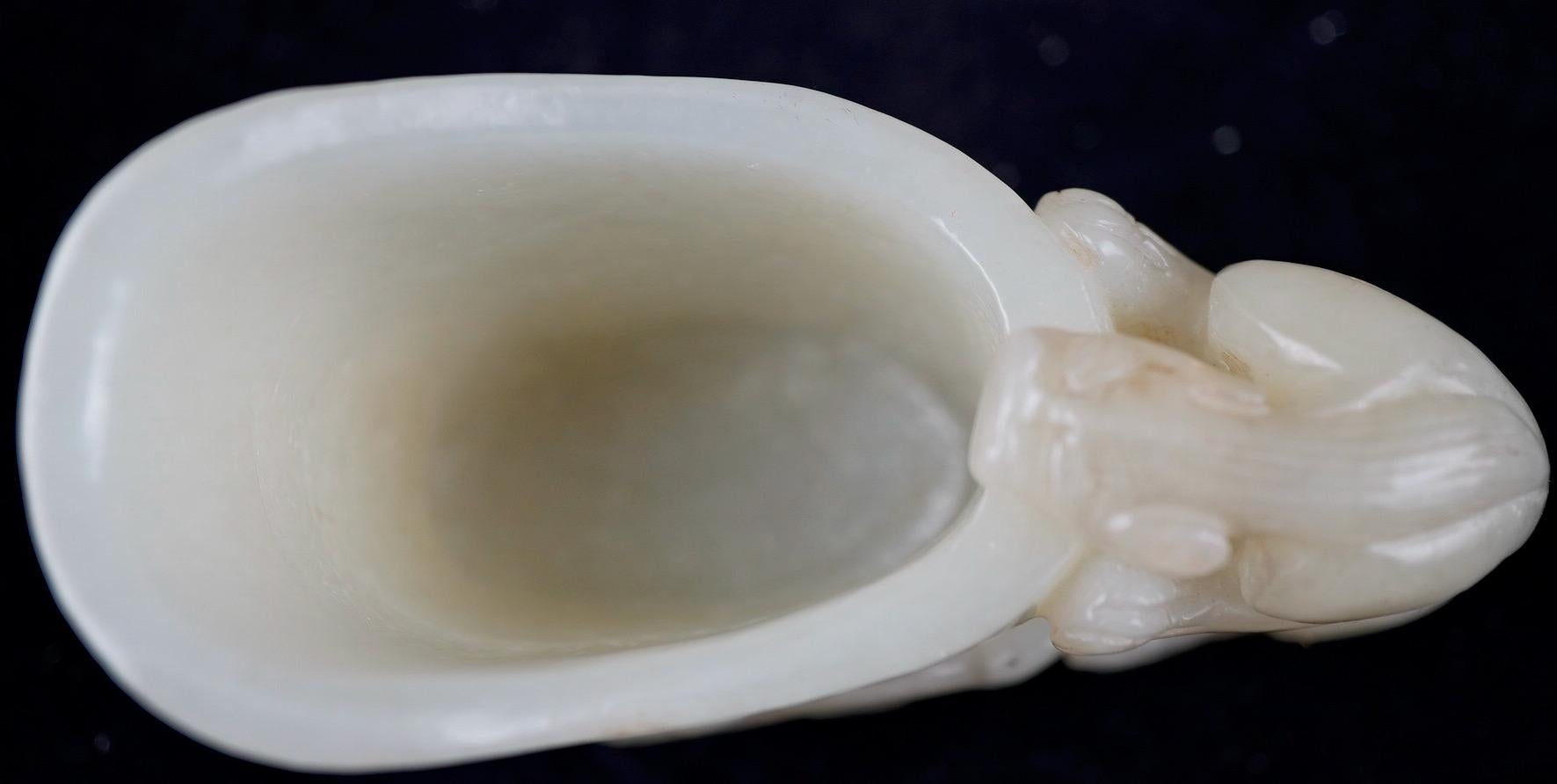 Chinese White Jade Cup with Chilong Carved Handle, 19th Century For Sale 1