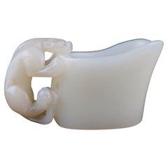 Tasse chinoise en jade blanc avec poignée sculptée en forme de cylindre, 19e siècle